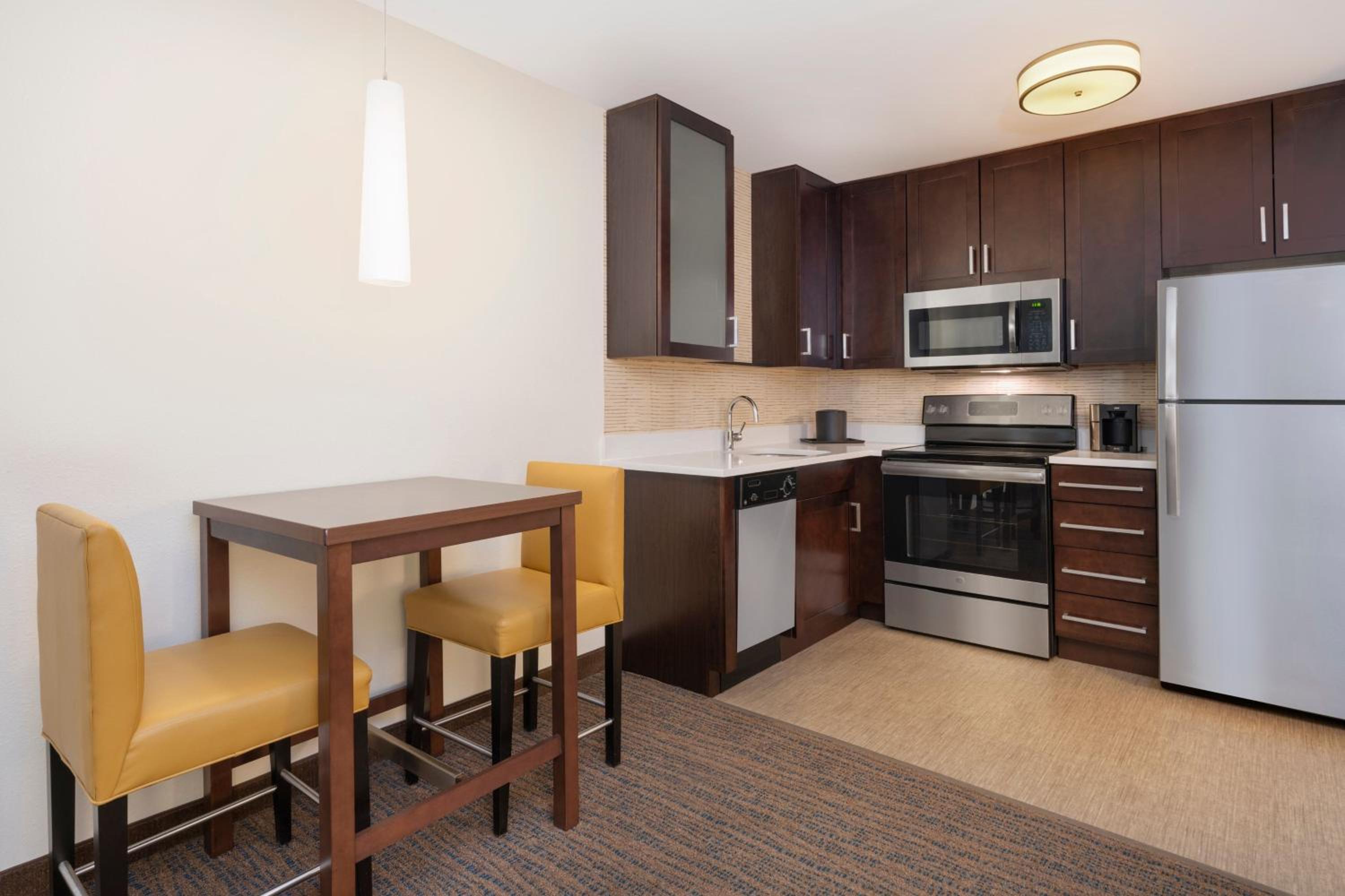 One-Bedroom Suite with Lake View photo 3