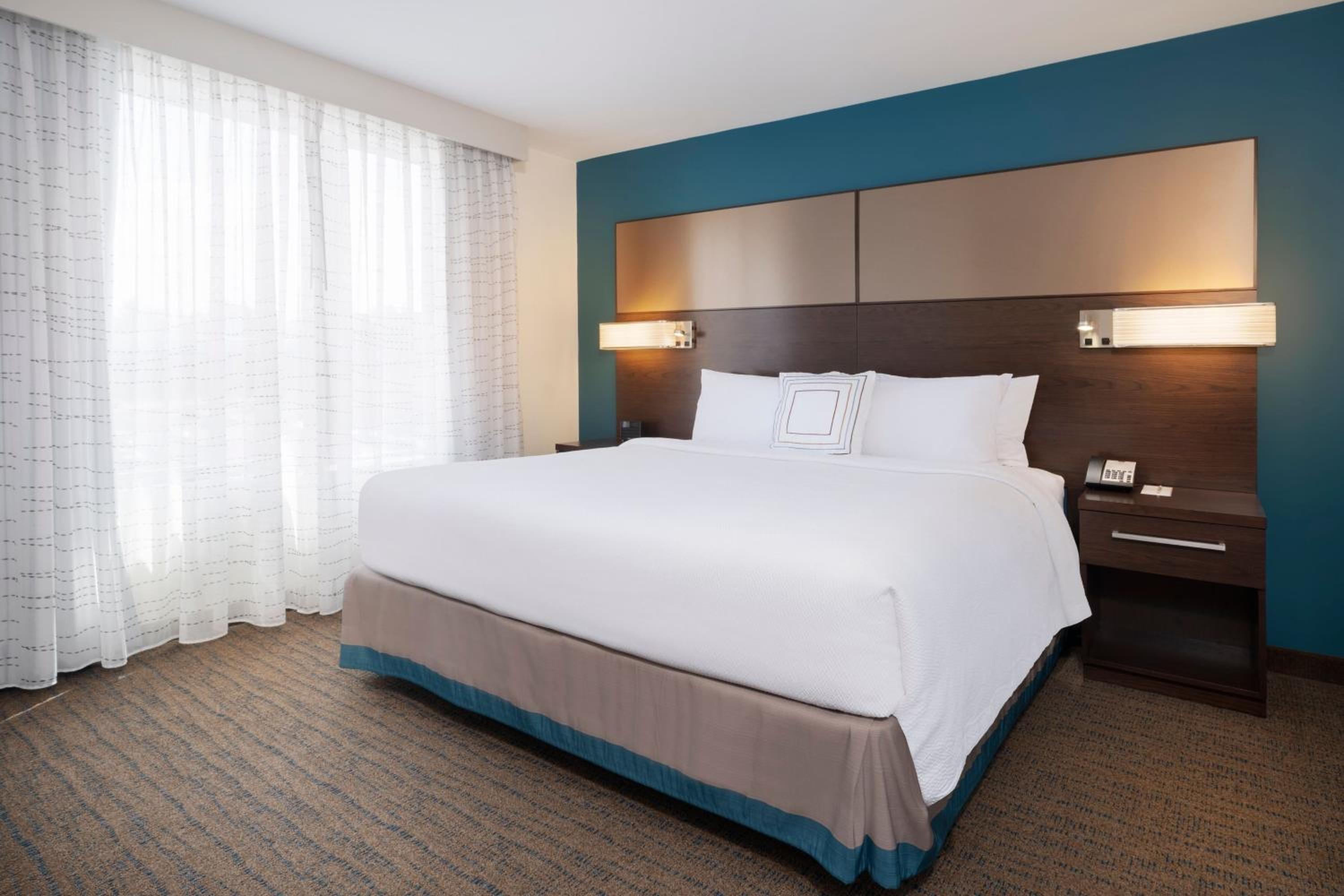 One-Bedroom Suite with Lake View photo 2
