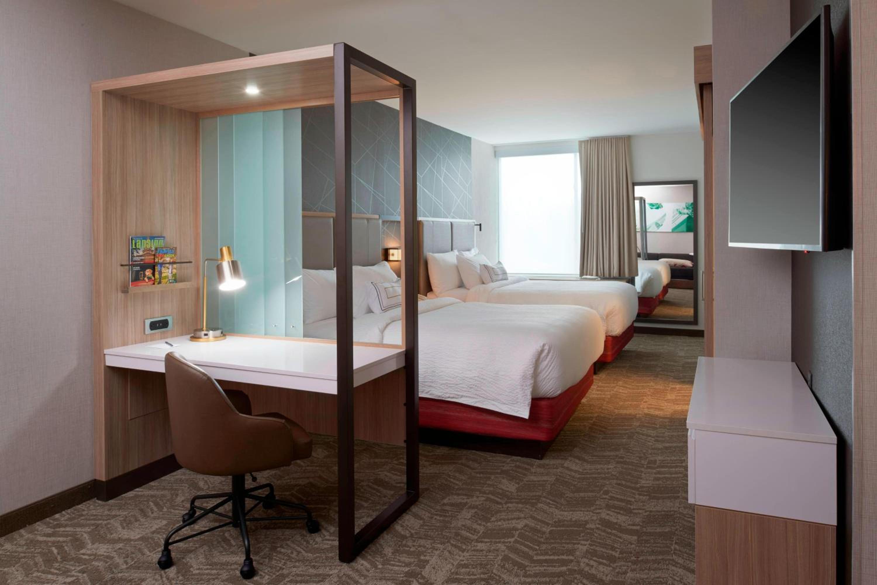 Suite, 2 Queen, Trundle bed photo 1
