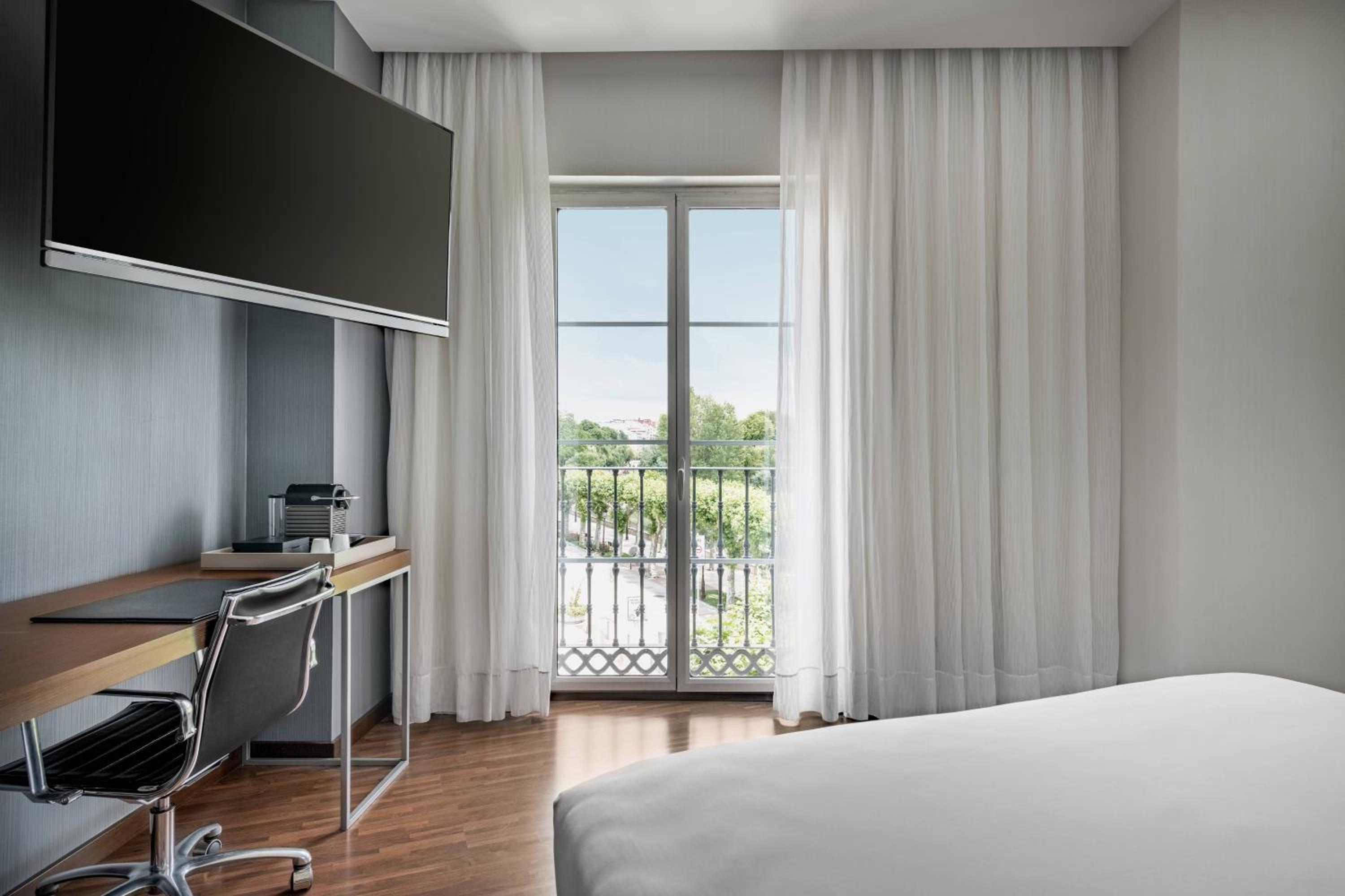 Standard Plus King Room with City View