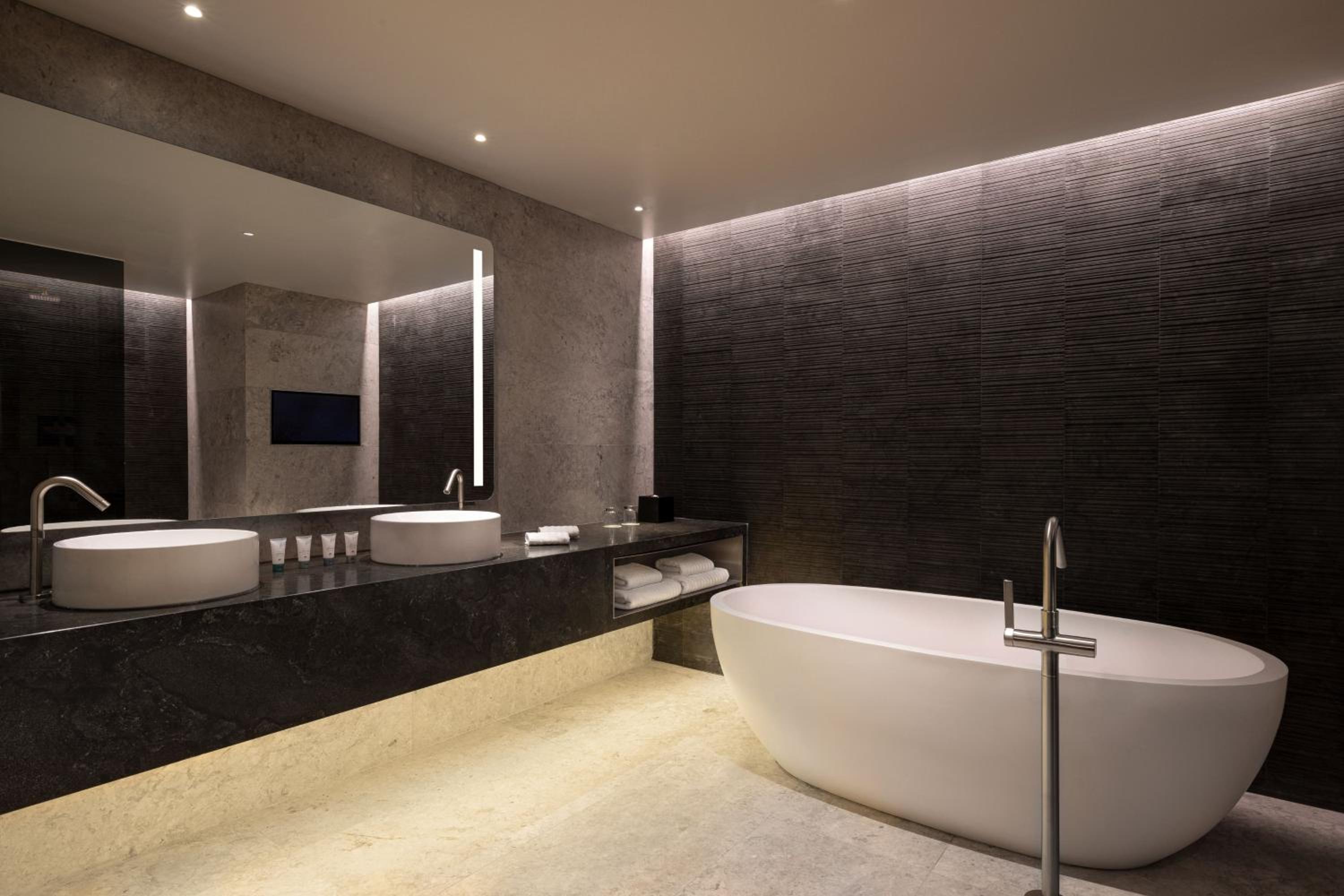 One-Bedroom Executive King Suite with City View thumbnail 5