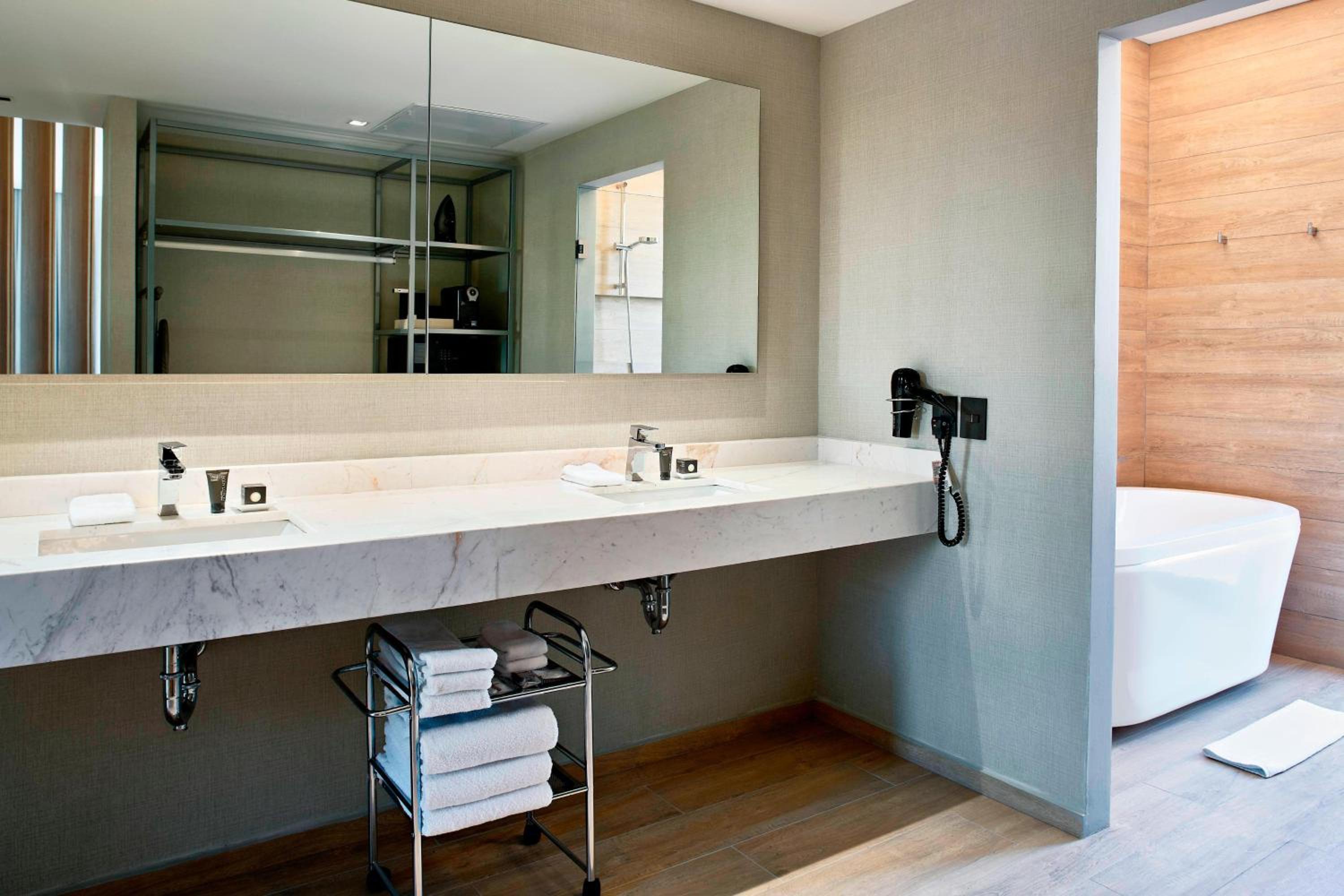 King Suite with Spa Bath photo 3