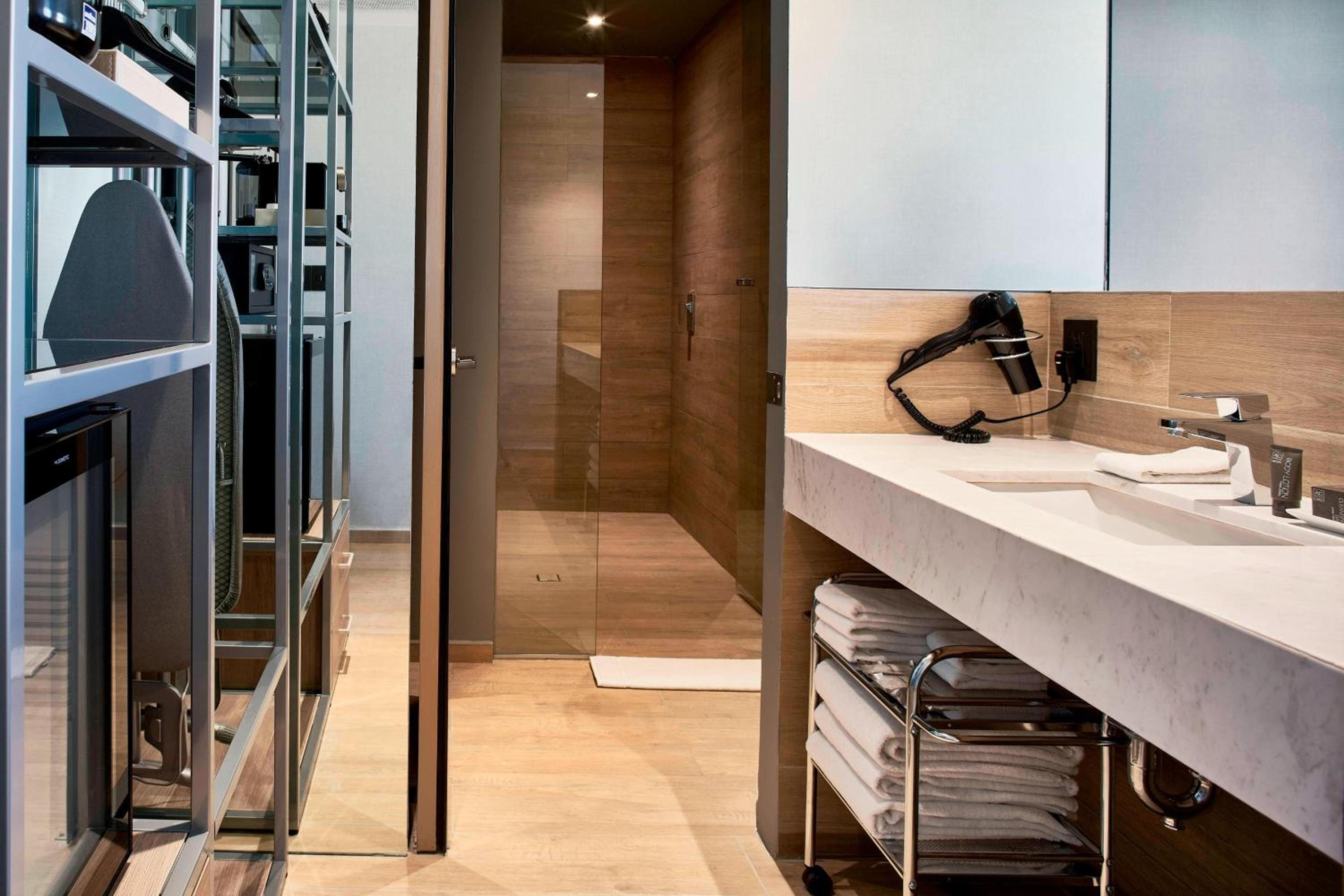 Guest Room with Two Double Beds and City View photo 3