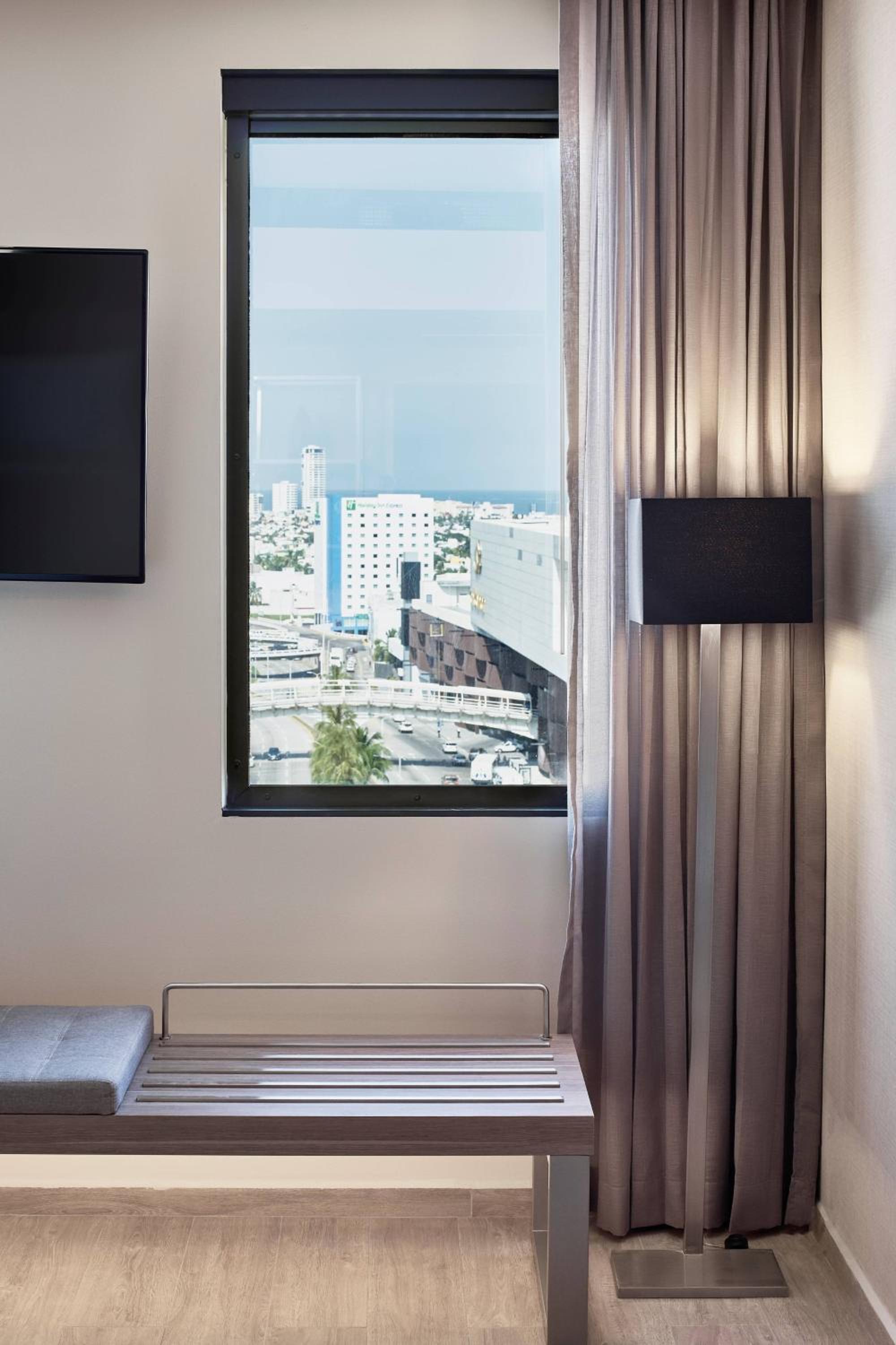 Guest Room with Two Double Beds and City View photo 2