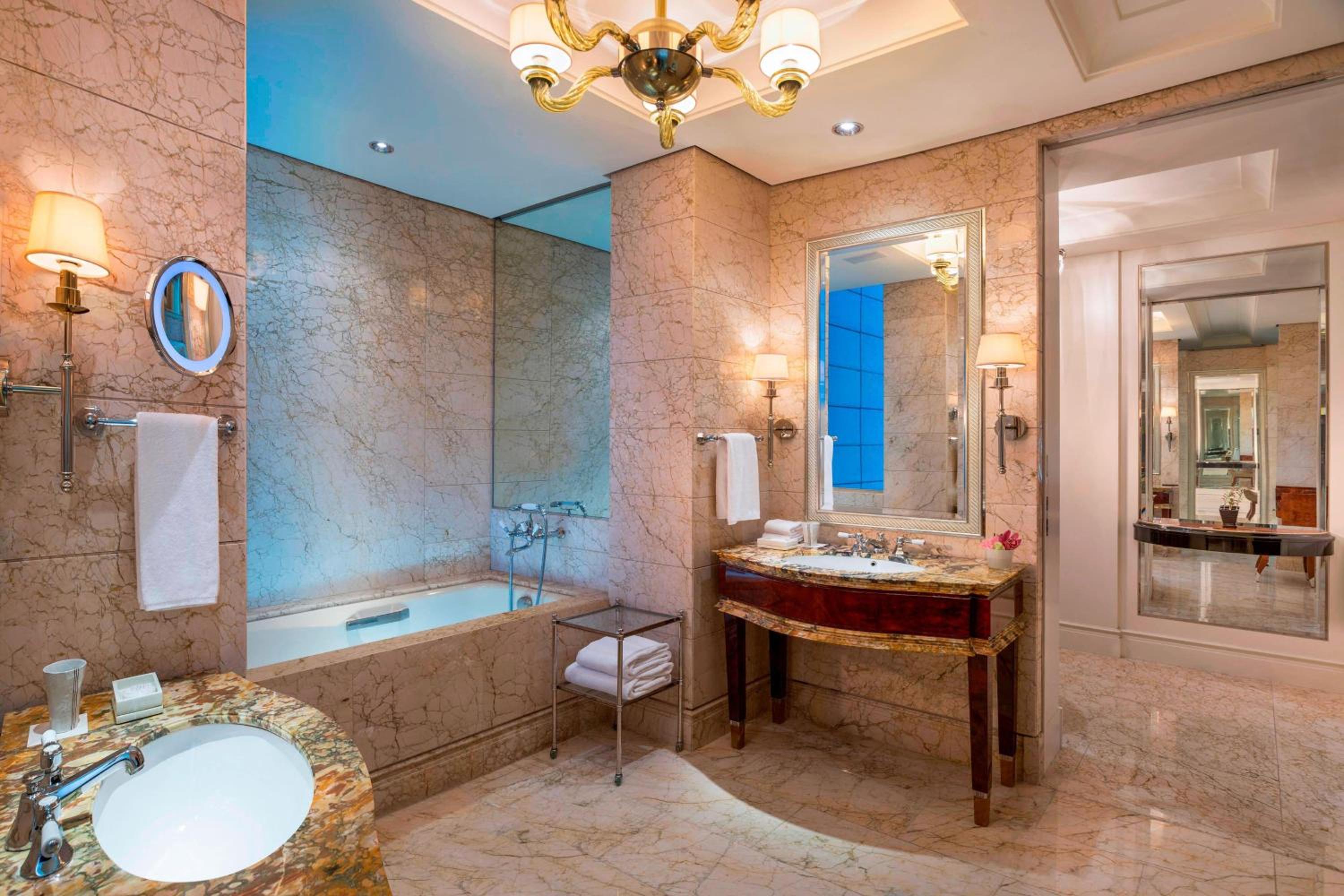 Lady Astor, Larger Guest Room, 2 Double Beds Lady Astor, Larger Guest Room, 2 Double Beds