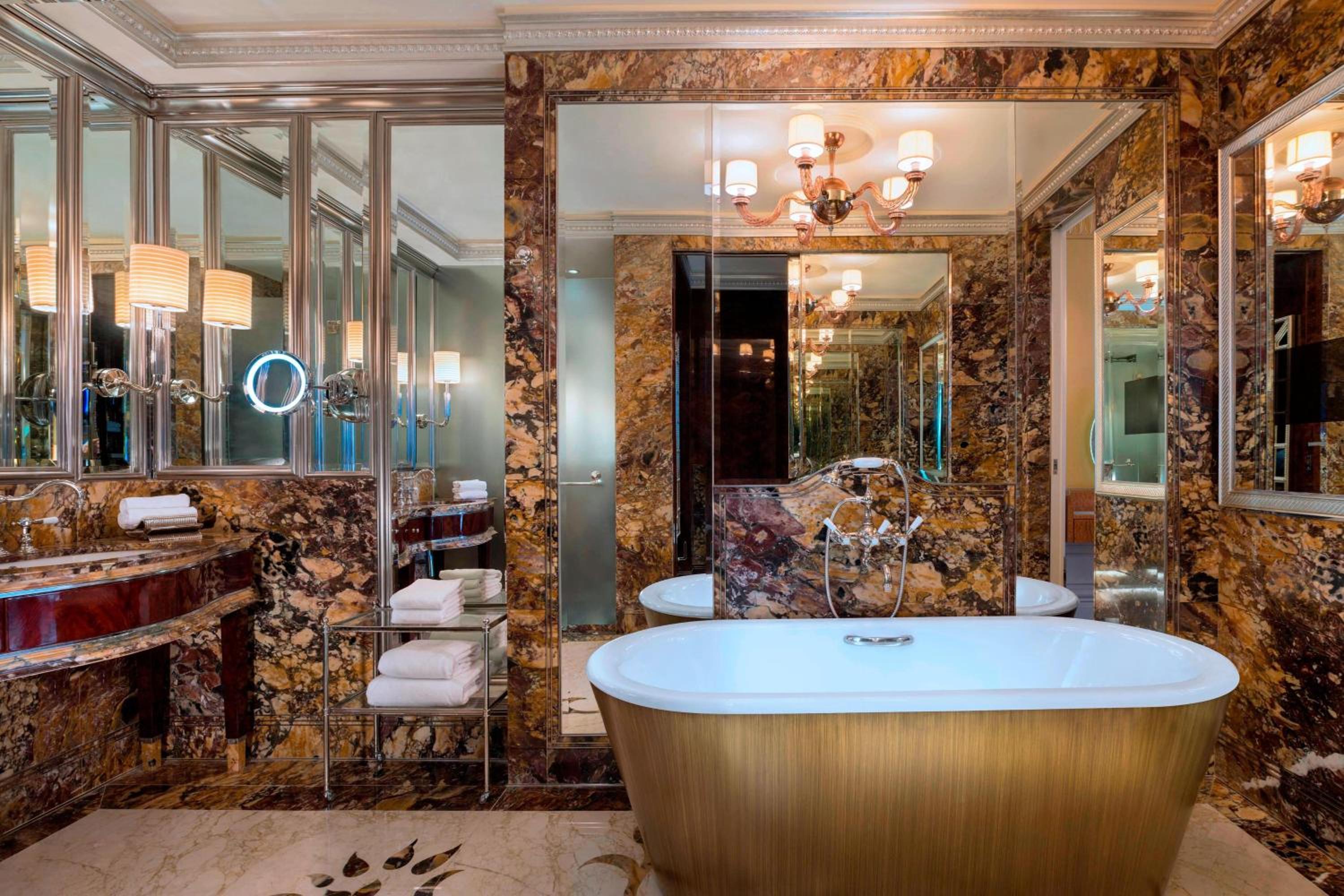 Specialty Suite, 1 Bedroom Larger Suite, 1 King, Garden View Specialty Suite, 1 Bedroom Larger Suite, 1 King, Garden View