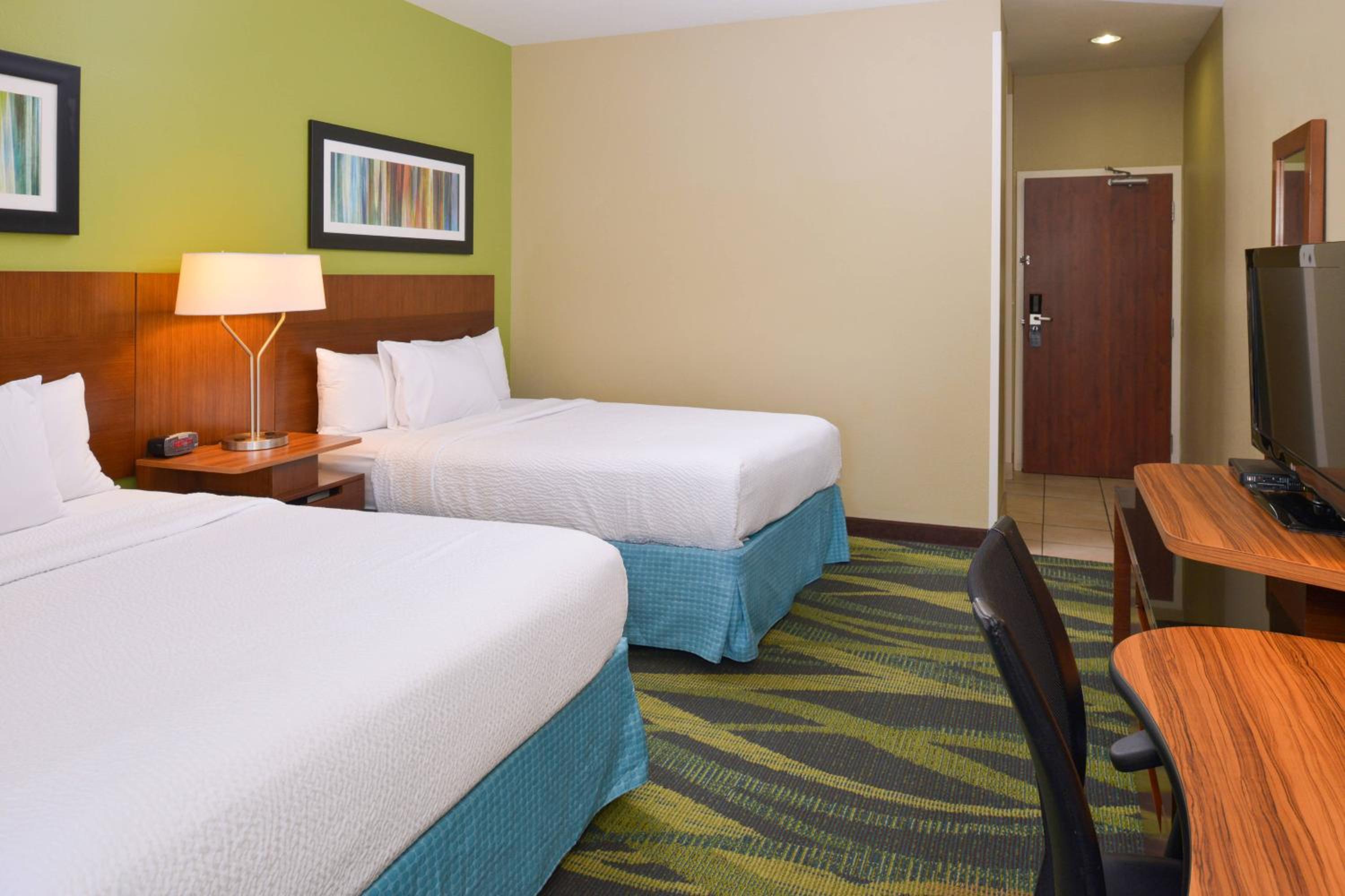 Queen Room with Two Queen Beds - Photo 4