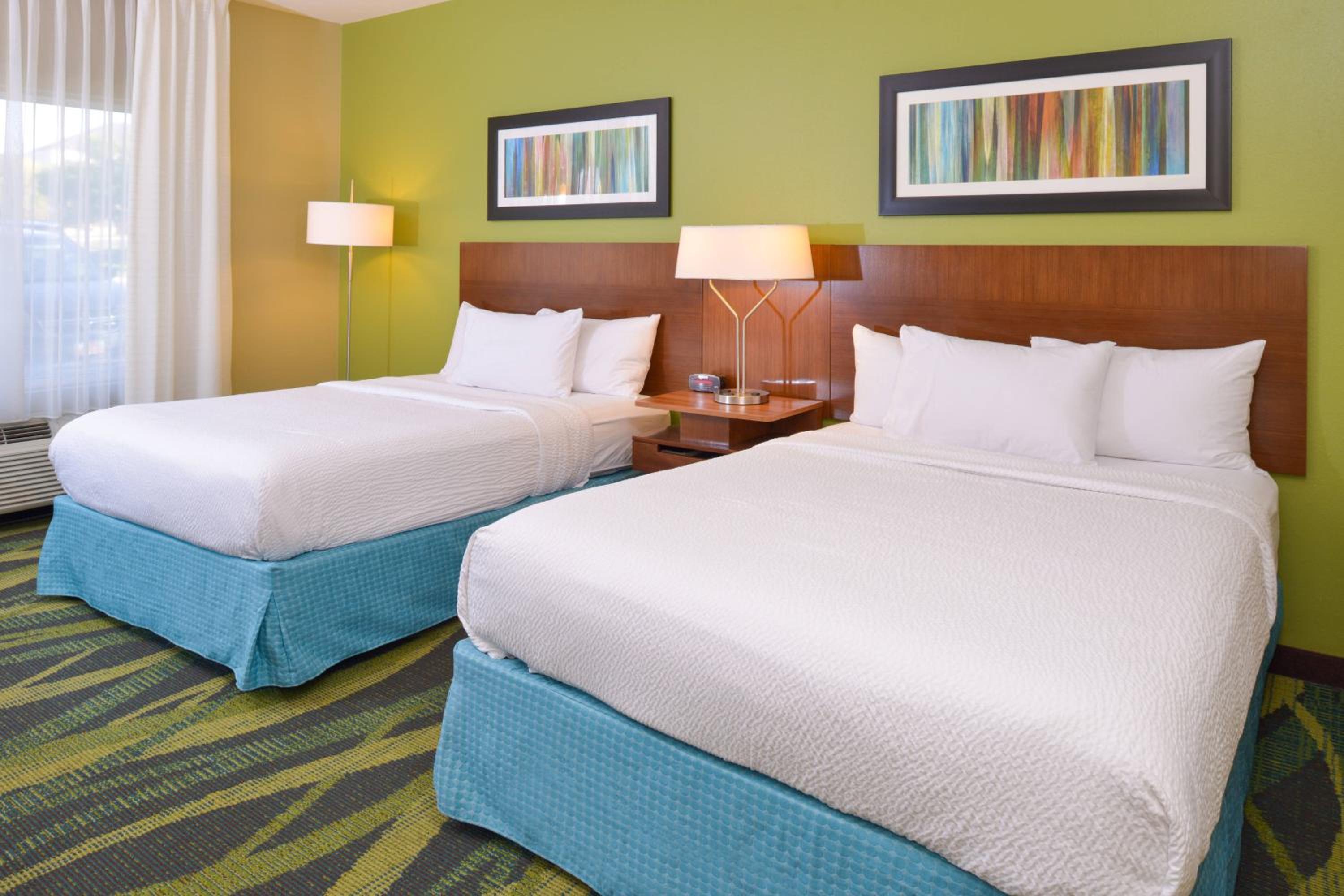Queen Room with Two Queen Beds - Photo 2