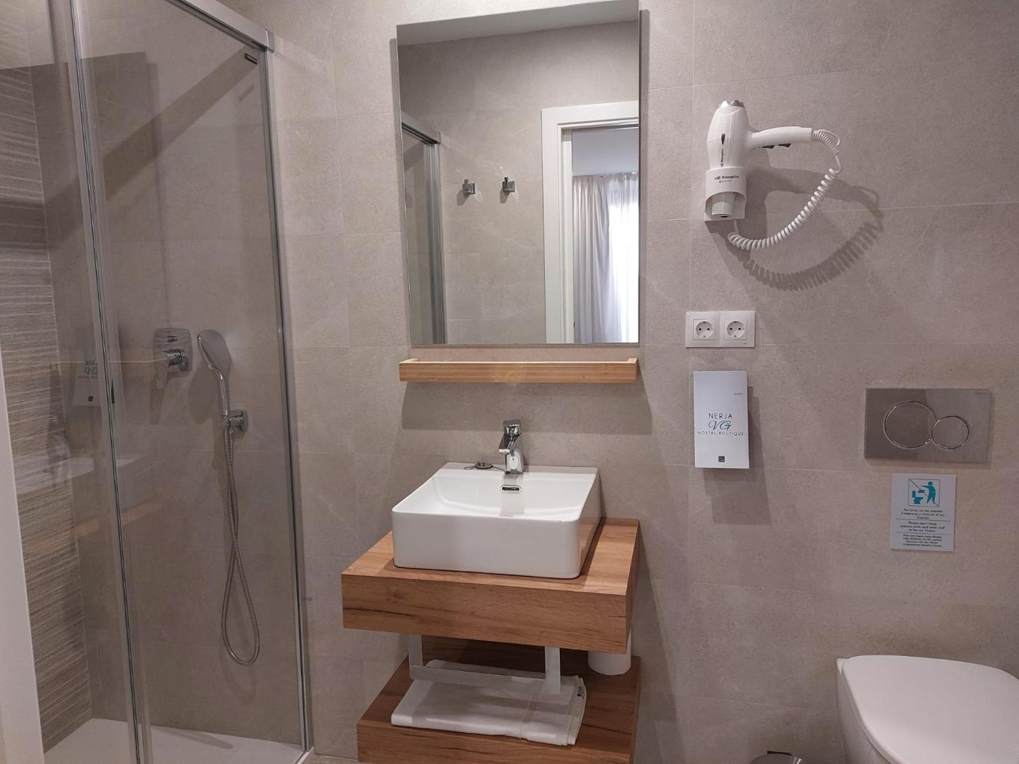 Double Room with Balcony - Photo 2