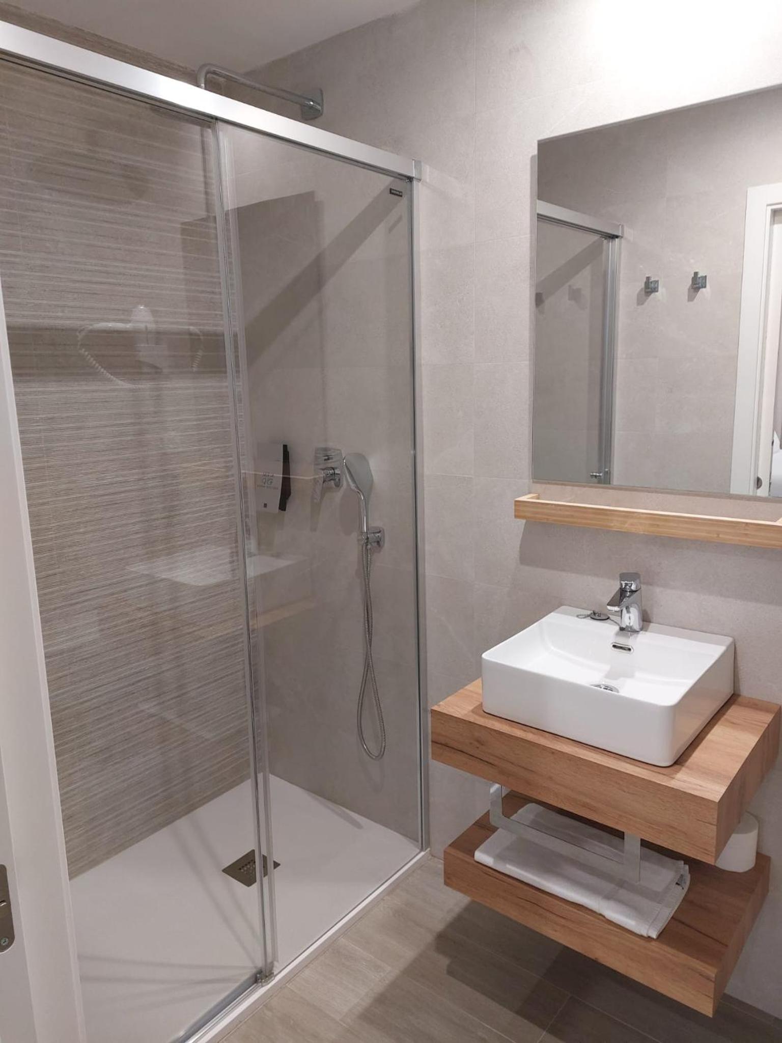 Double Room with Balcony - Photo 3