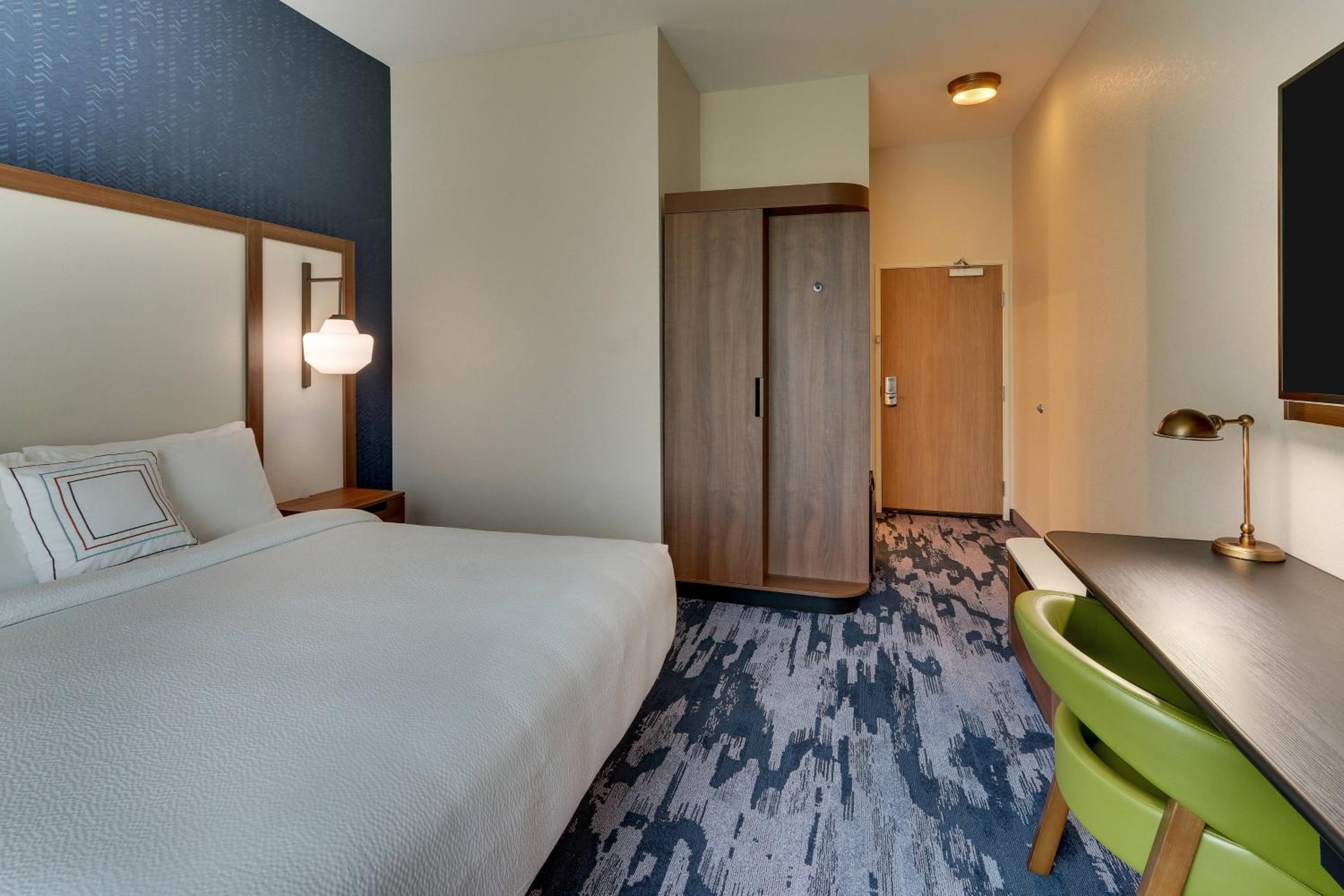 Guest Room, 1 King - Photo 7