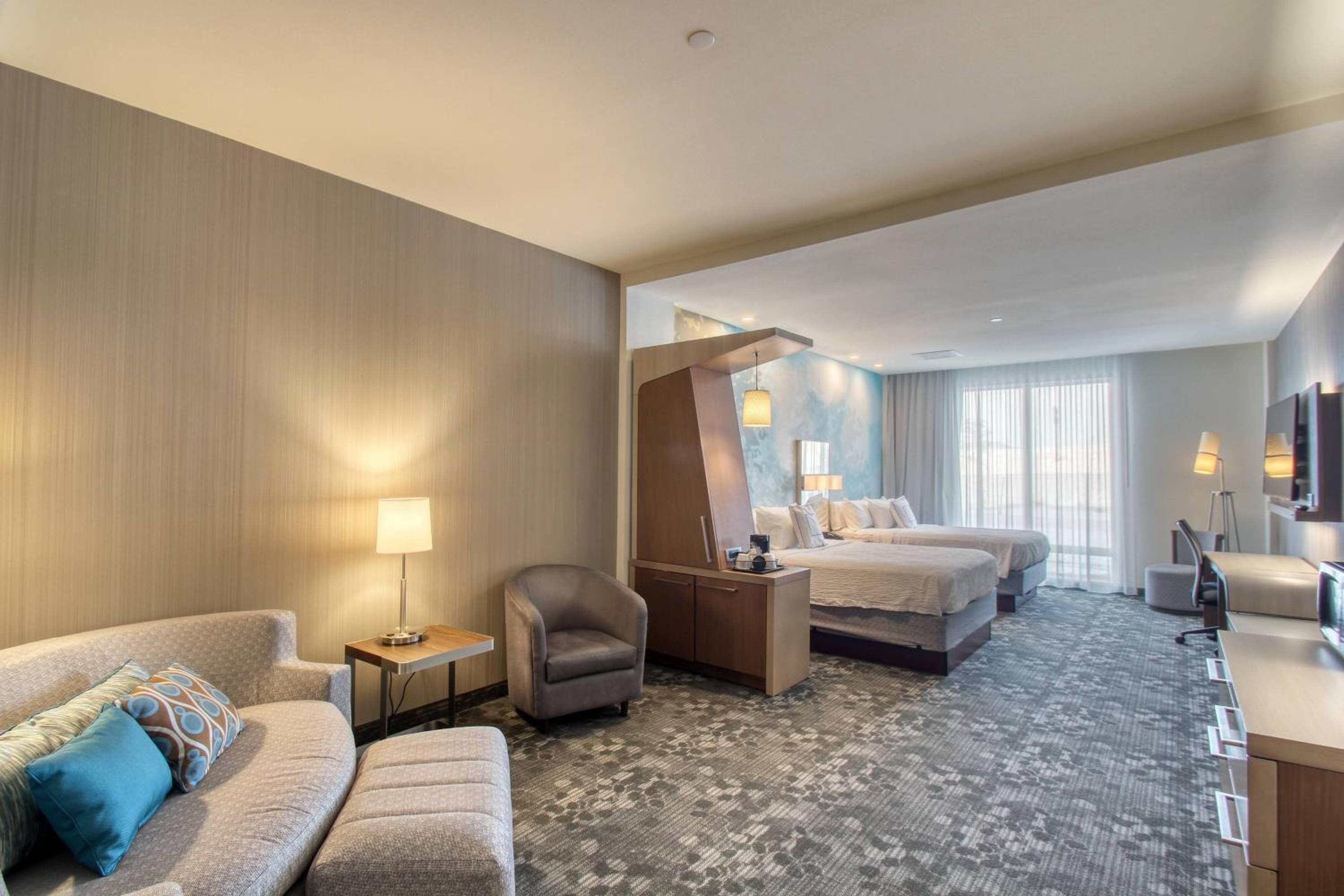 Queen Suite with Two Queen Beds and Sofa Bed photo 3