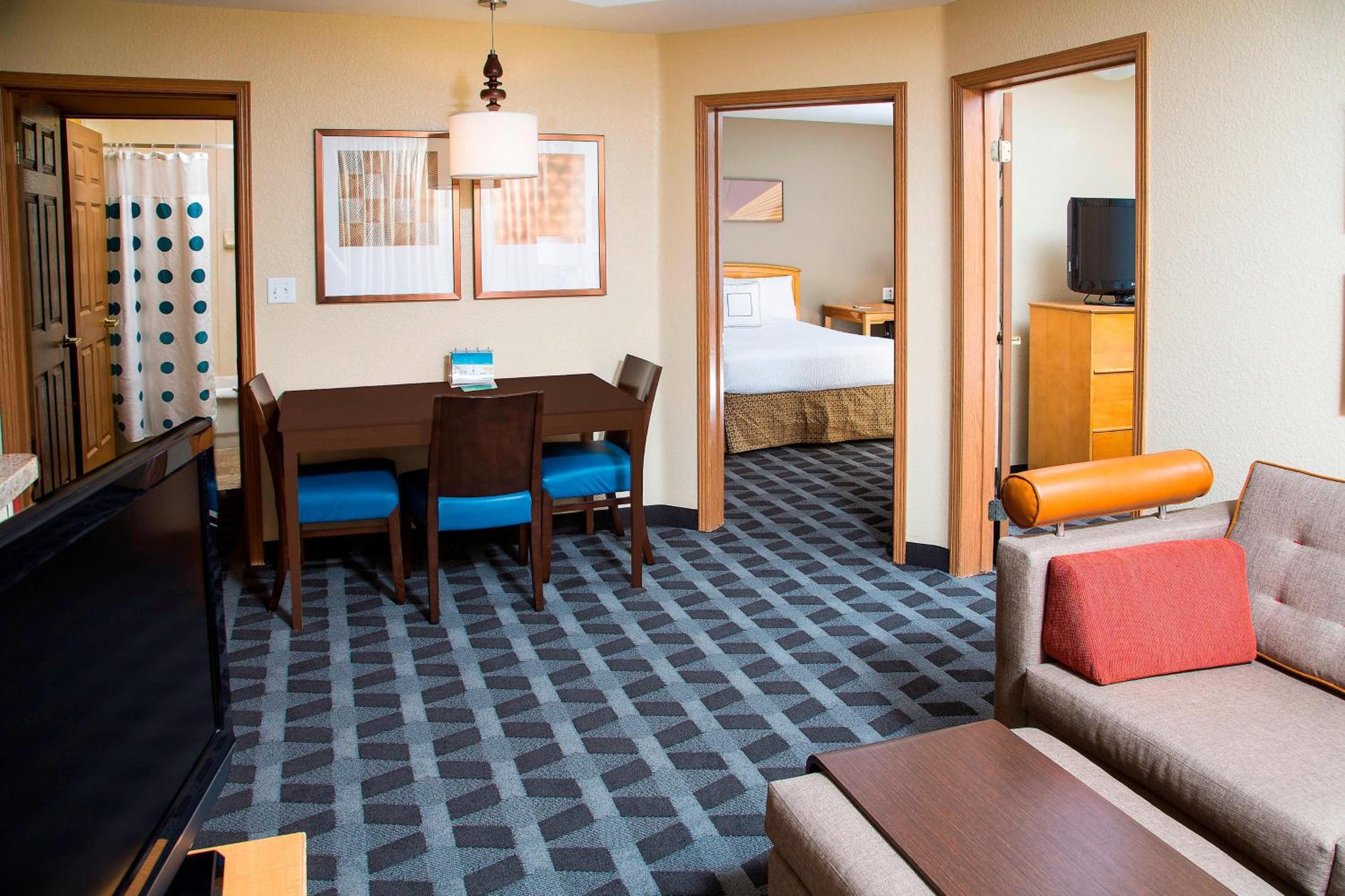 Two-Bedroom Suite - Photo 6