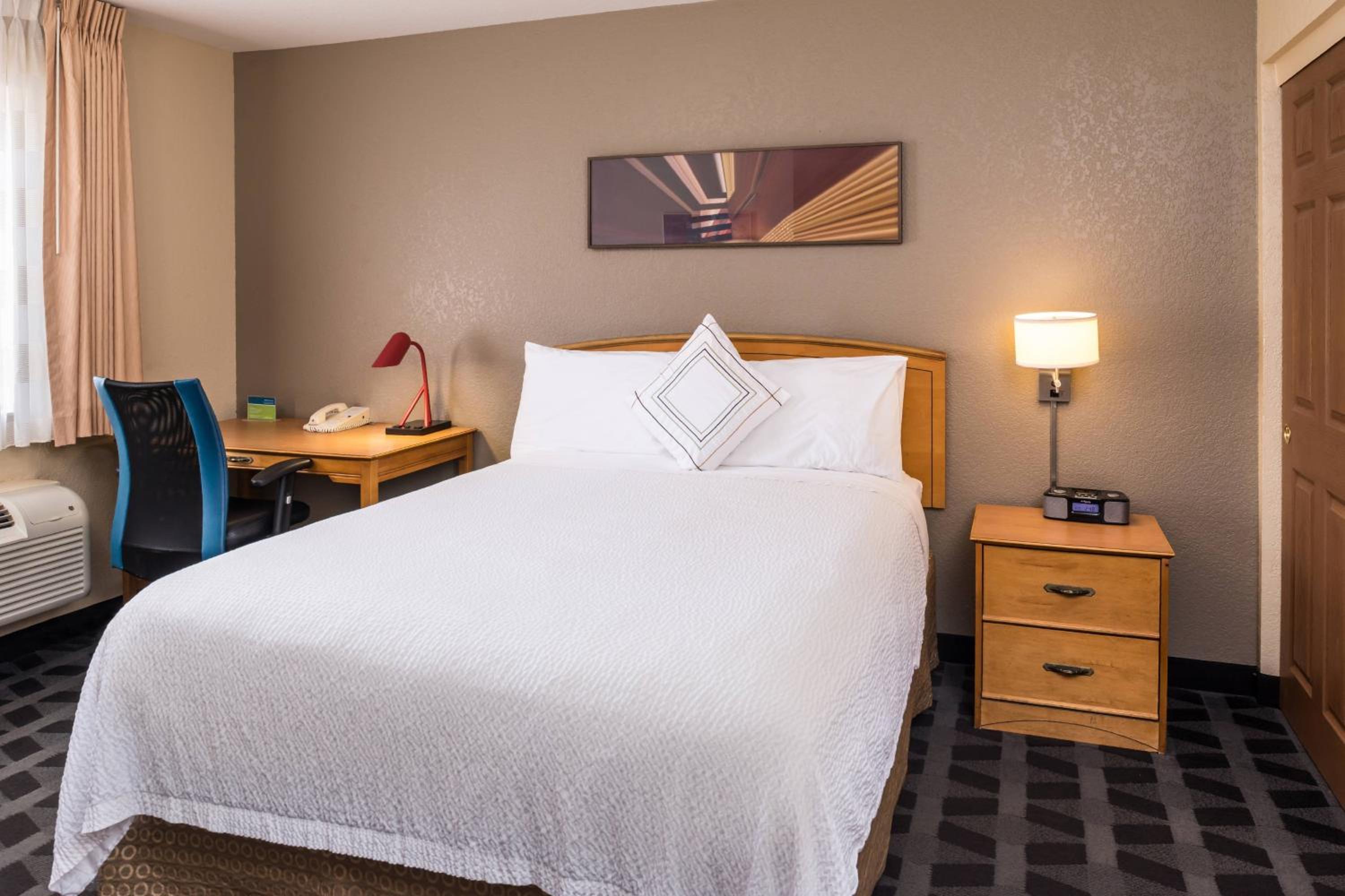 Two-Bedroom Suite - Photo 7