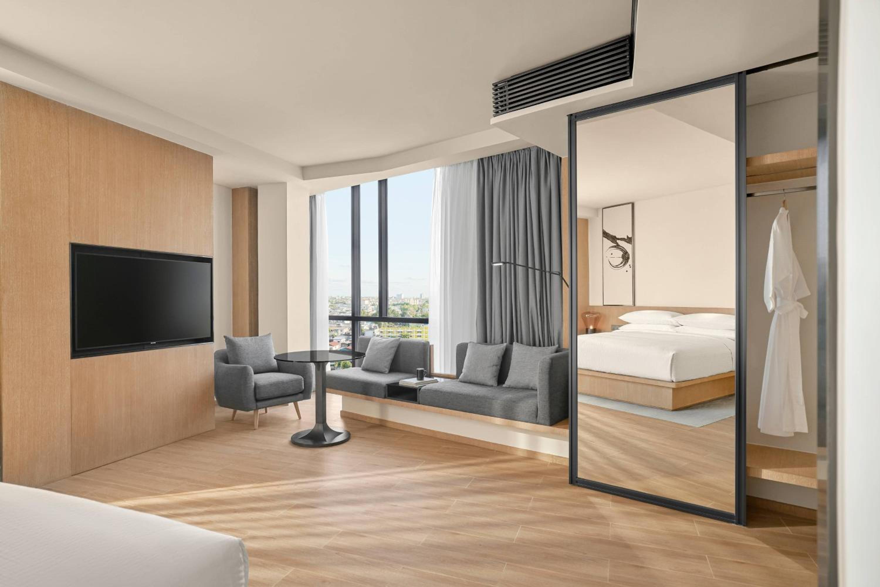 Large King Room with Balcony - Photo 3