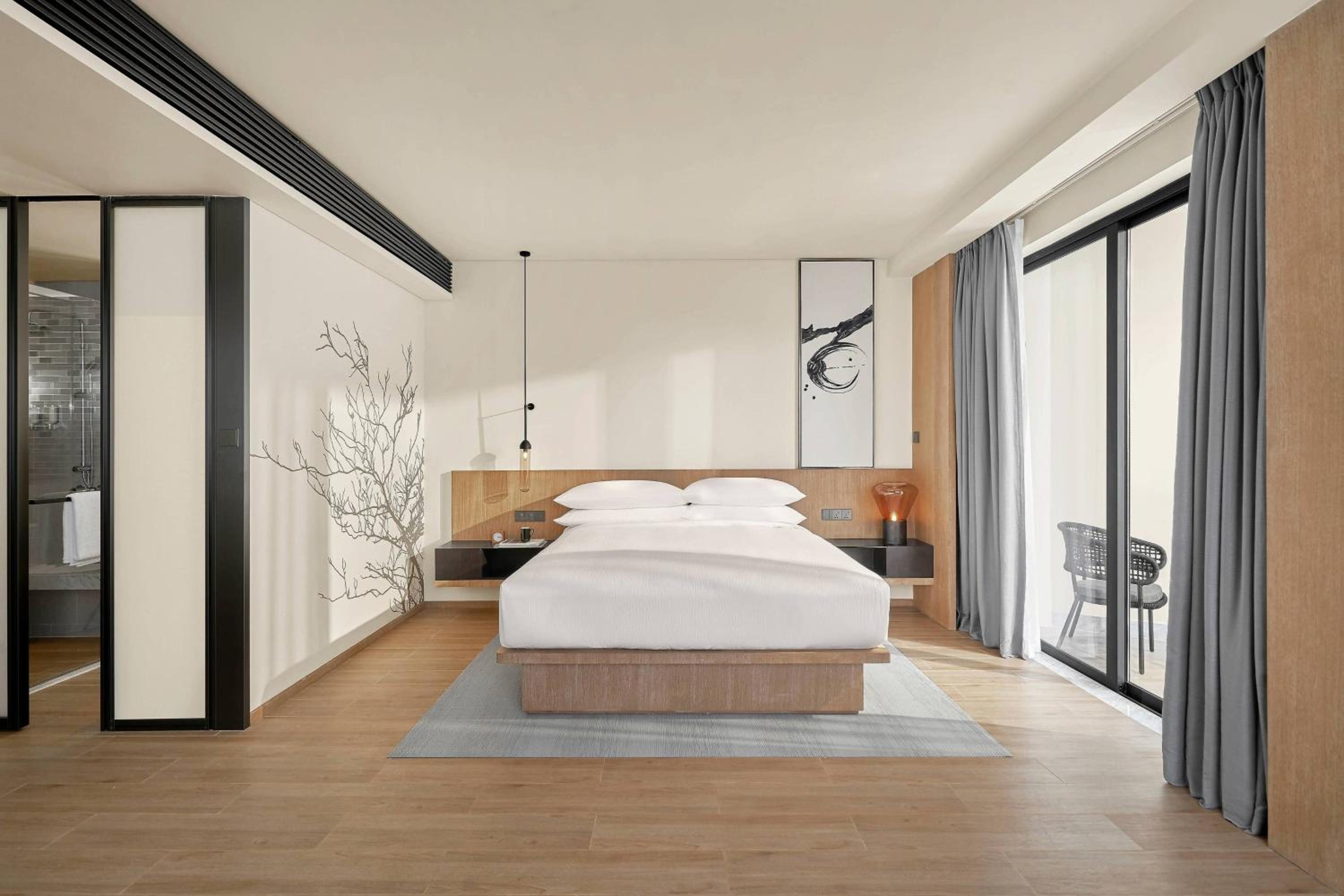 Large King Room with Balcony - Photo 4