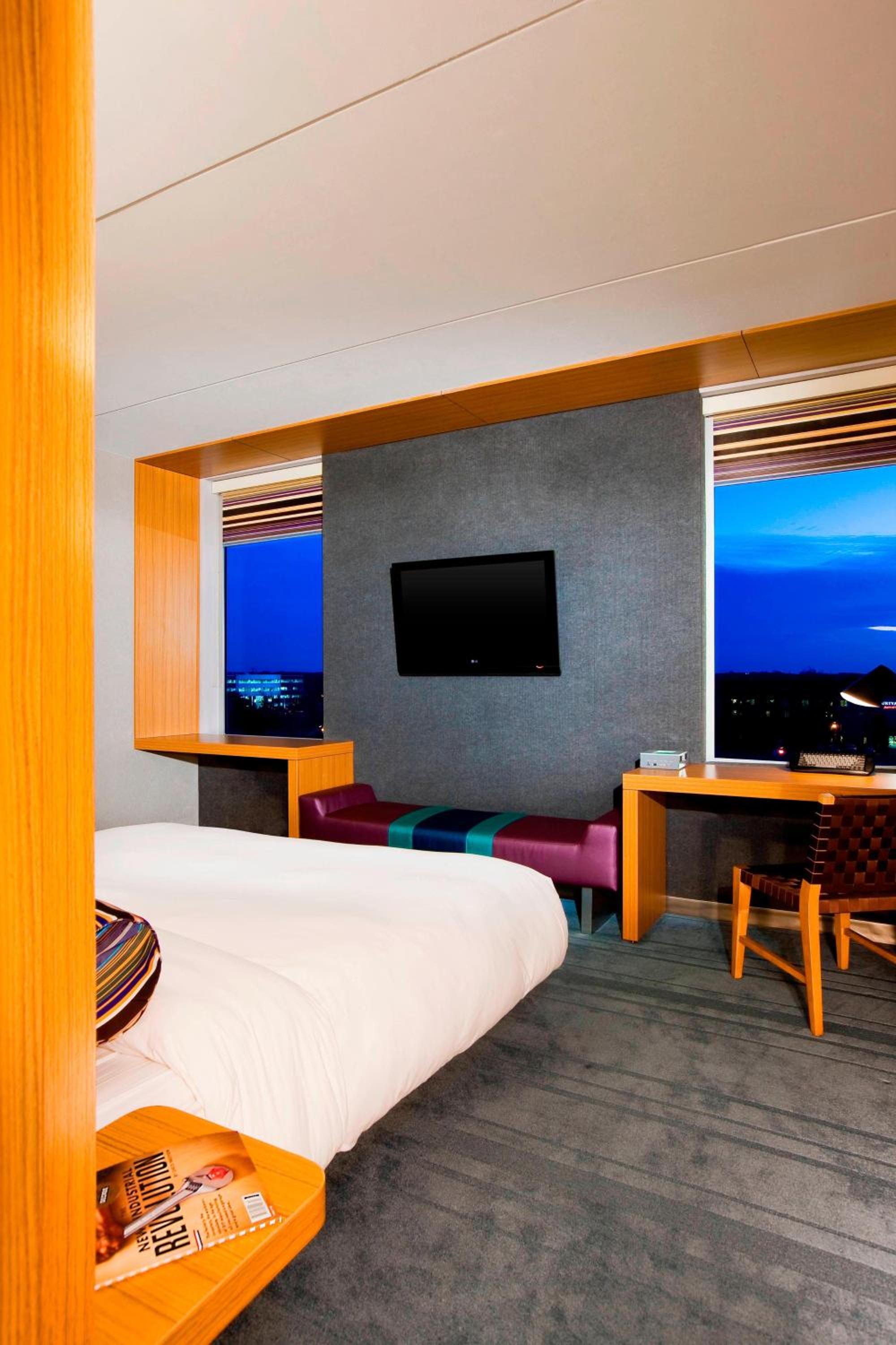 Guest Room, 1 King - Photo 2