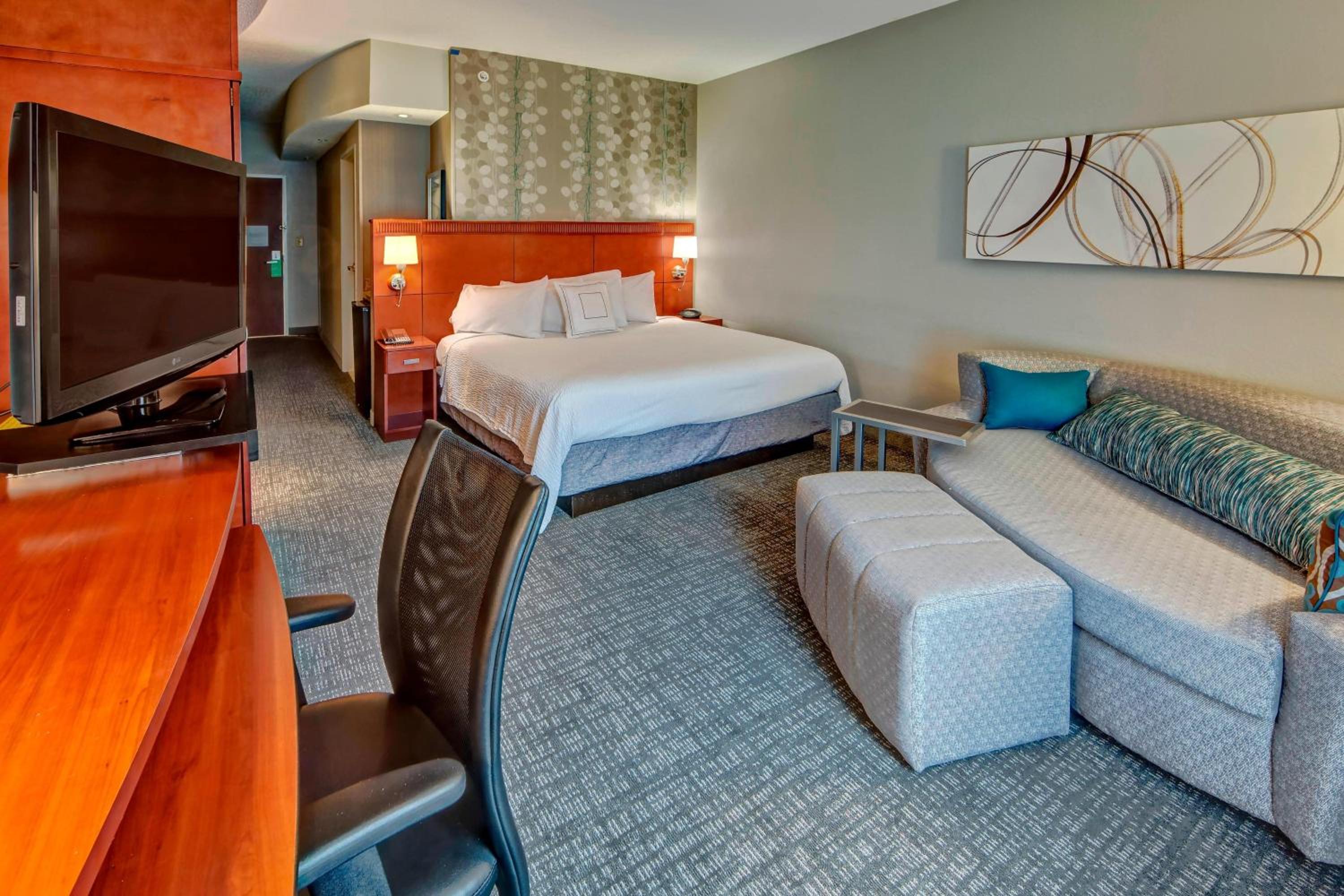 Standard King Room with Sofa Bed - Photo 1