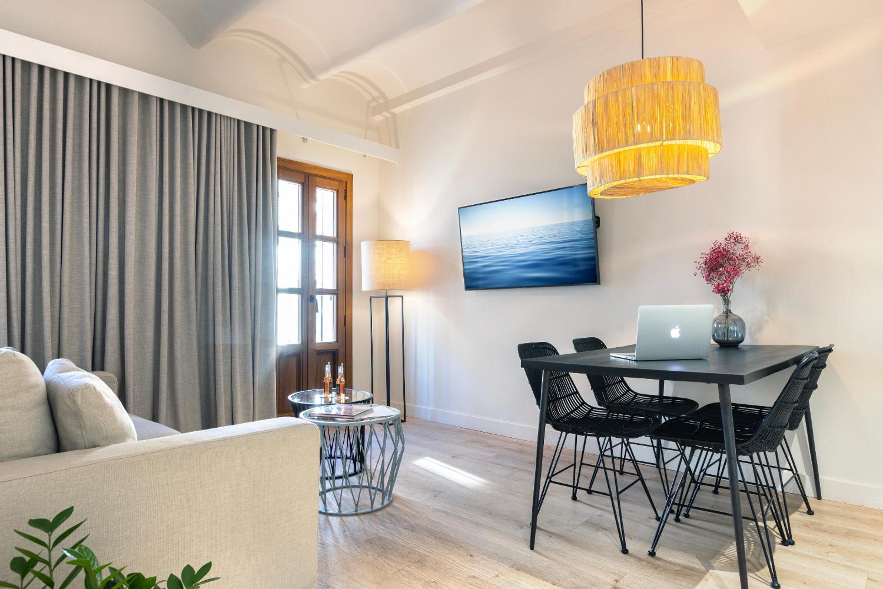 Suite - Photo 18