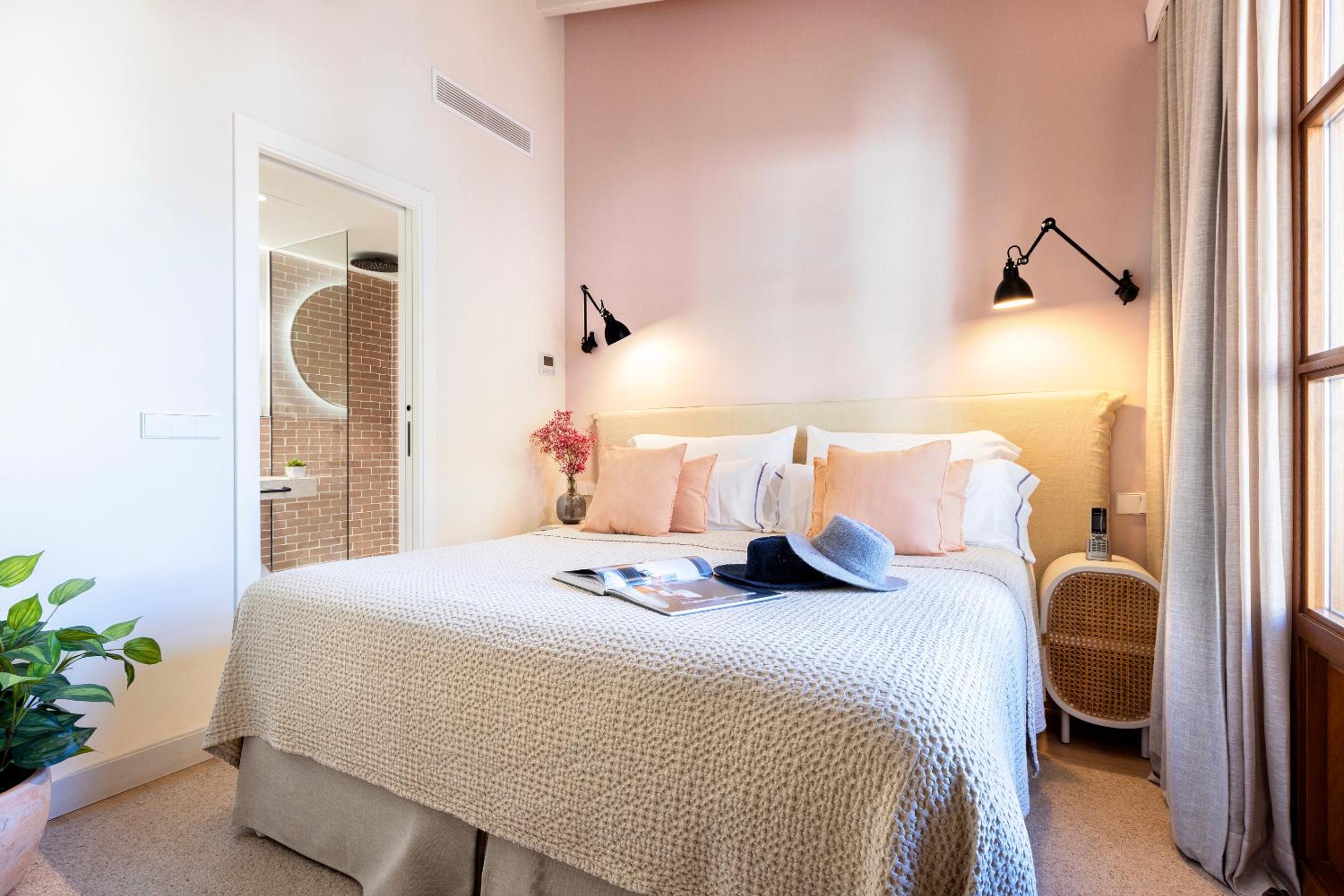 Suite - Photo 1