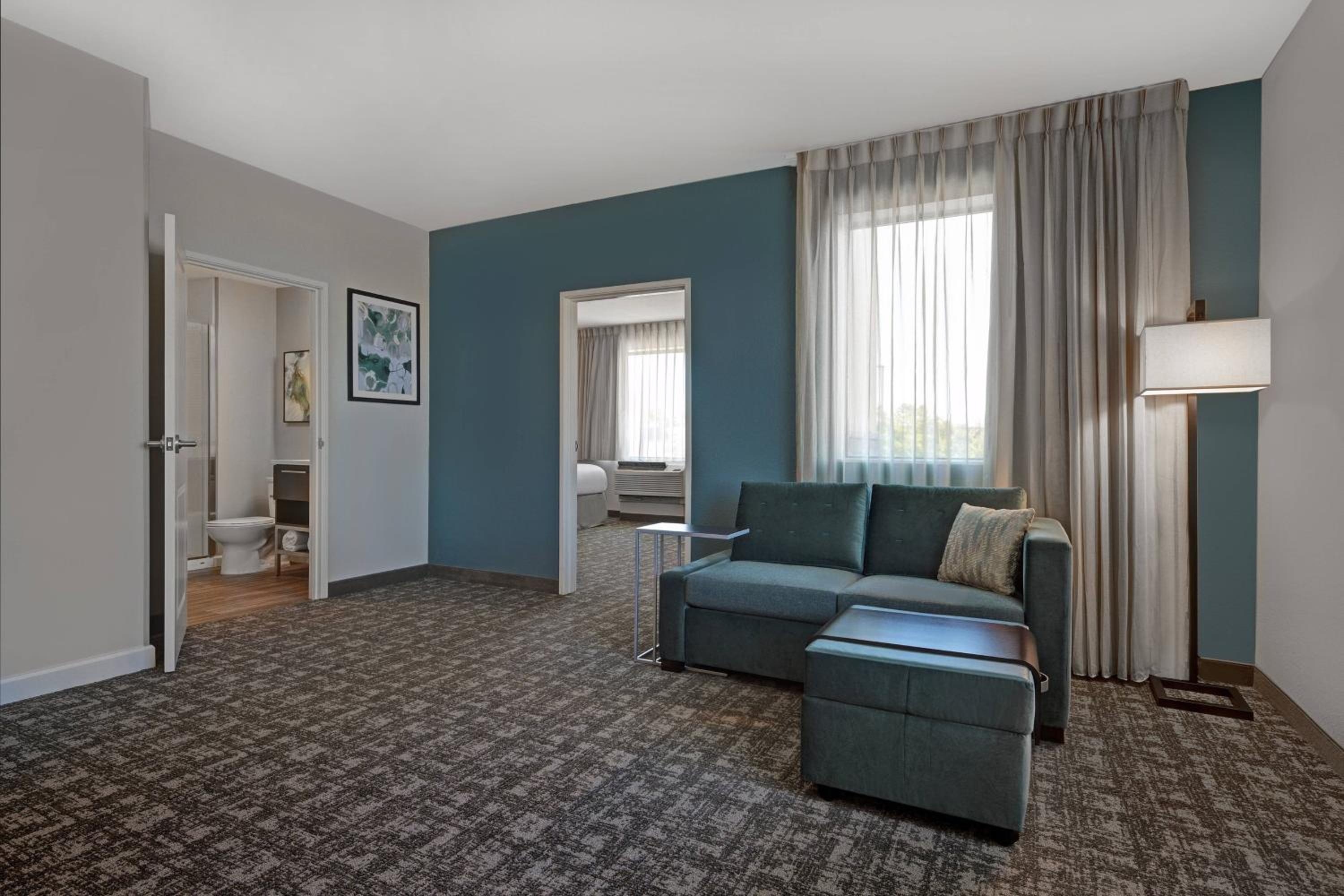 1 Bedroom Suite, 1 King, Sofa bed - Photo 1