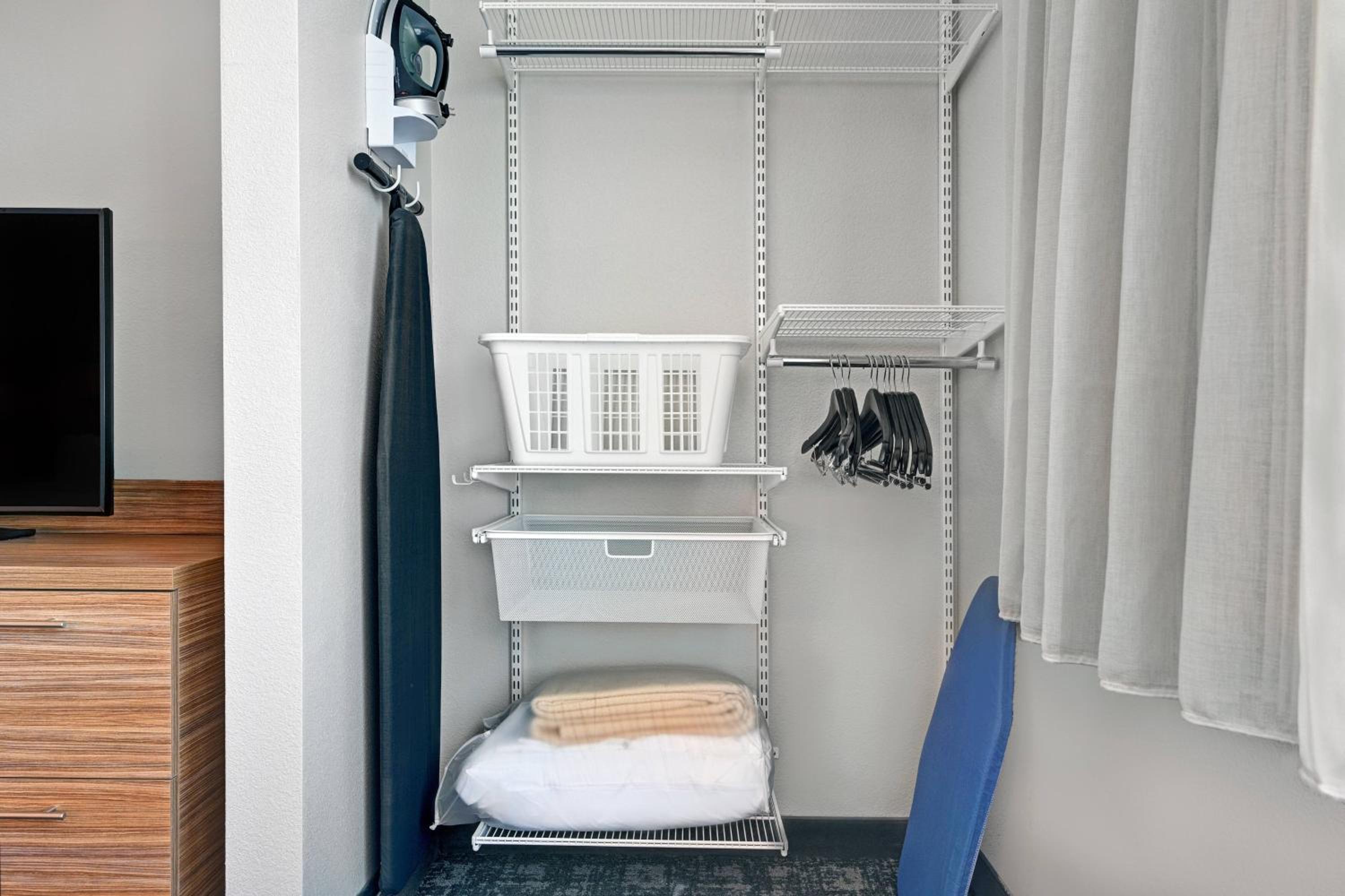 1 Bedroom Suite, 1 King, Sofa bed - Photo 6