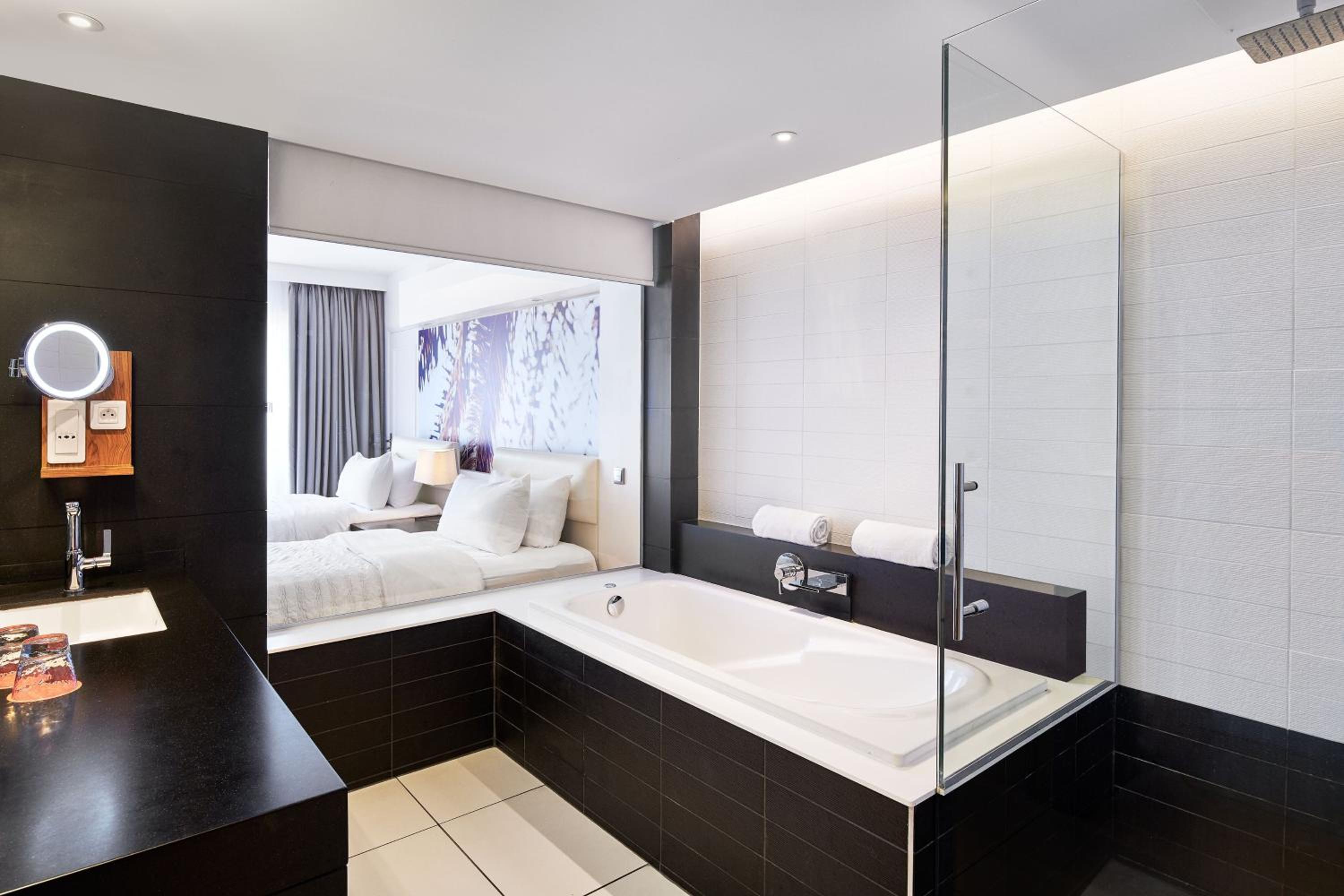 Two Bedroom Suite with Balcony and Garden View, 1 King Bed, 2 Twins and Sofa Bed photo 2