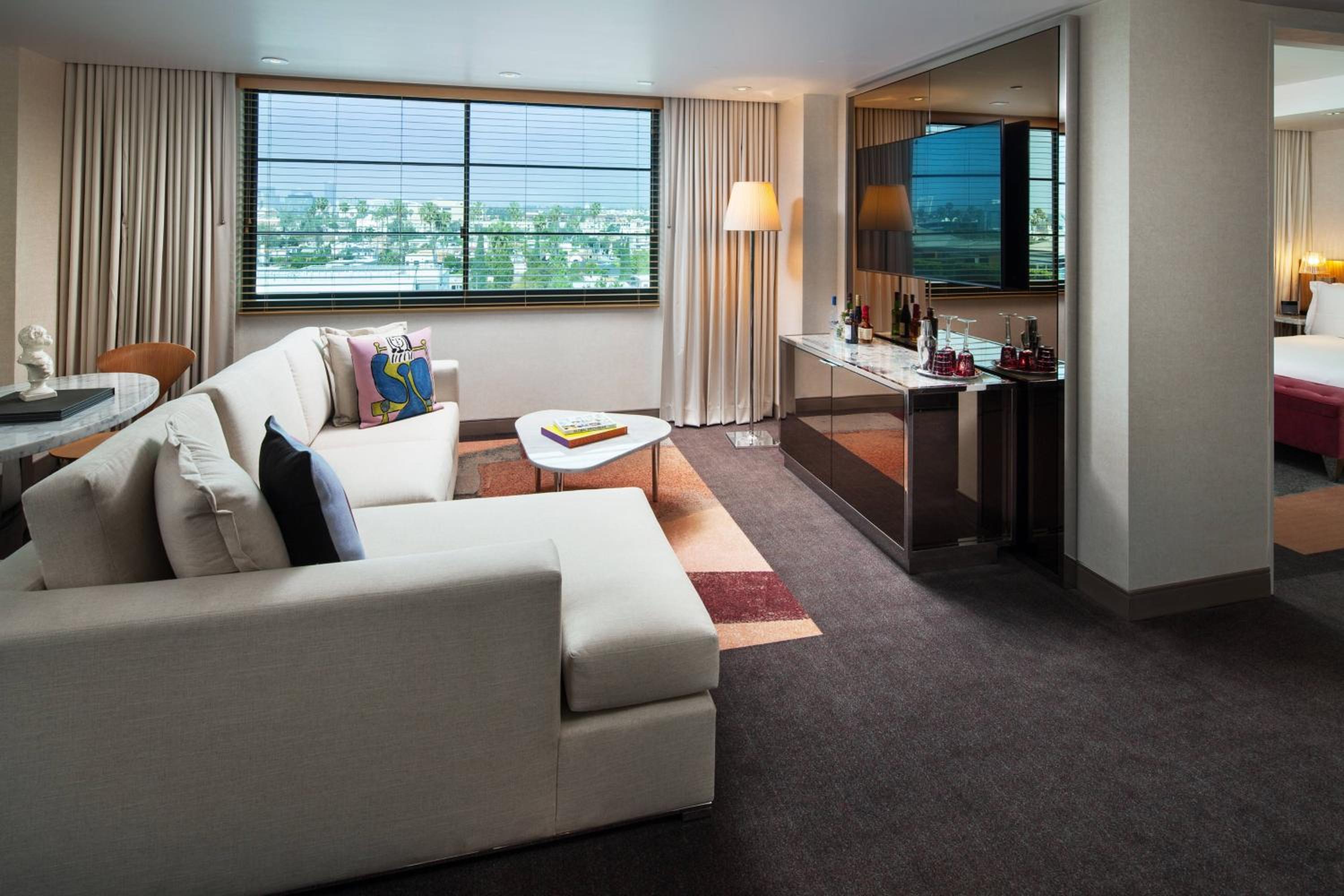 One Bedroom Deluxe Suite, Suite thumbnail 5