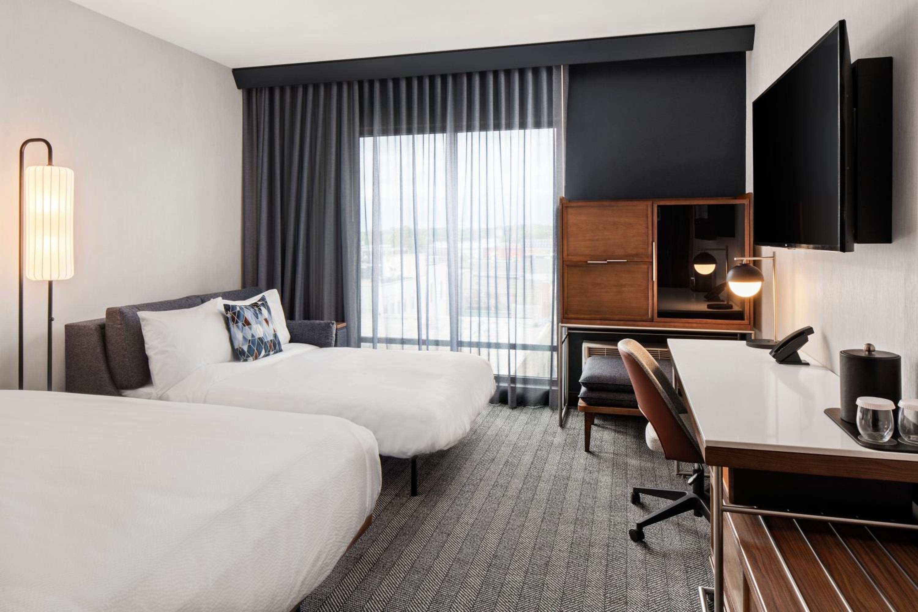 Standard King Room with Sofa Bed - Photo 2