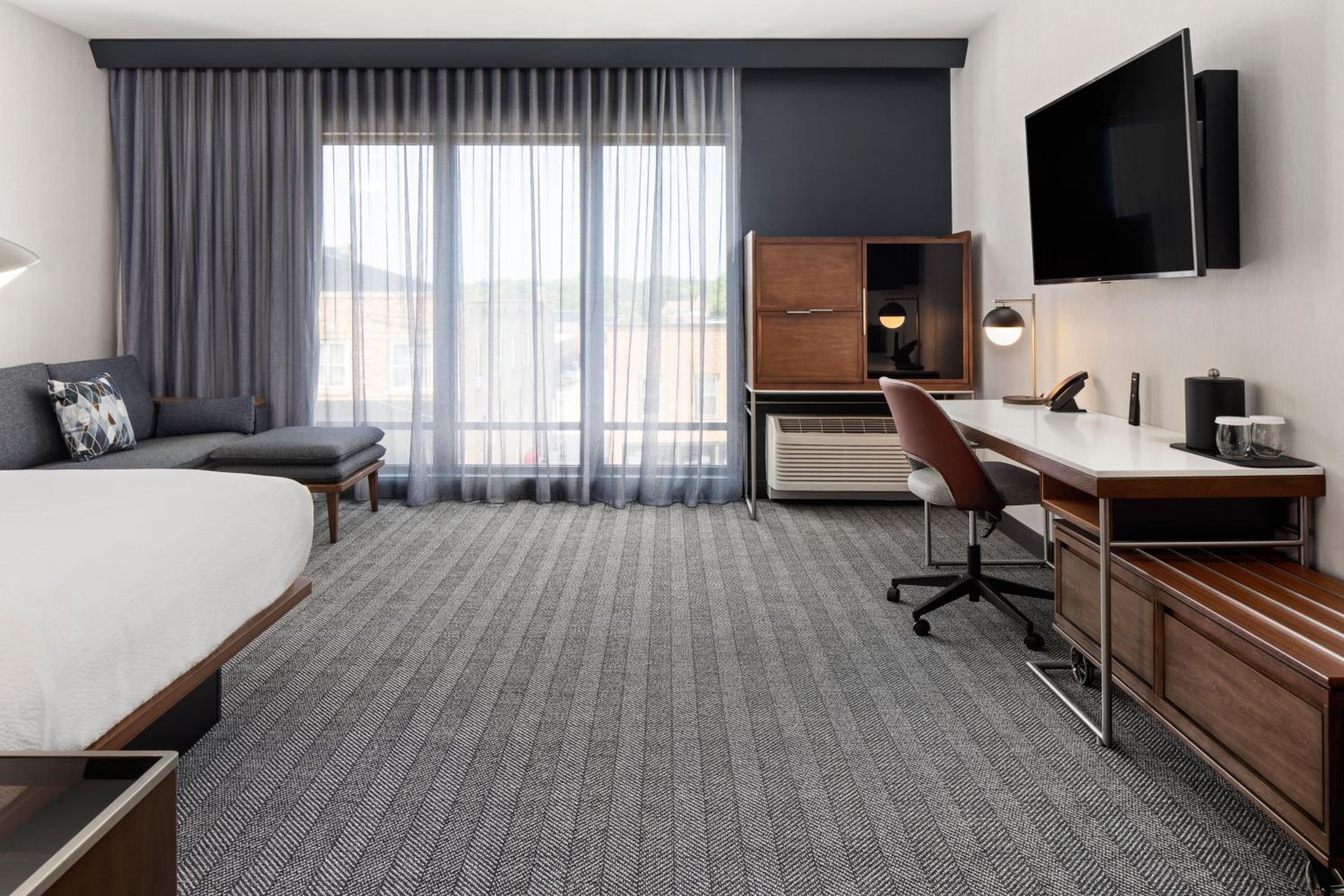 Deluxe King Room with Sofa Bed - Photo 2
