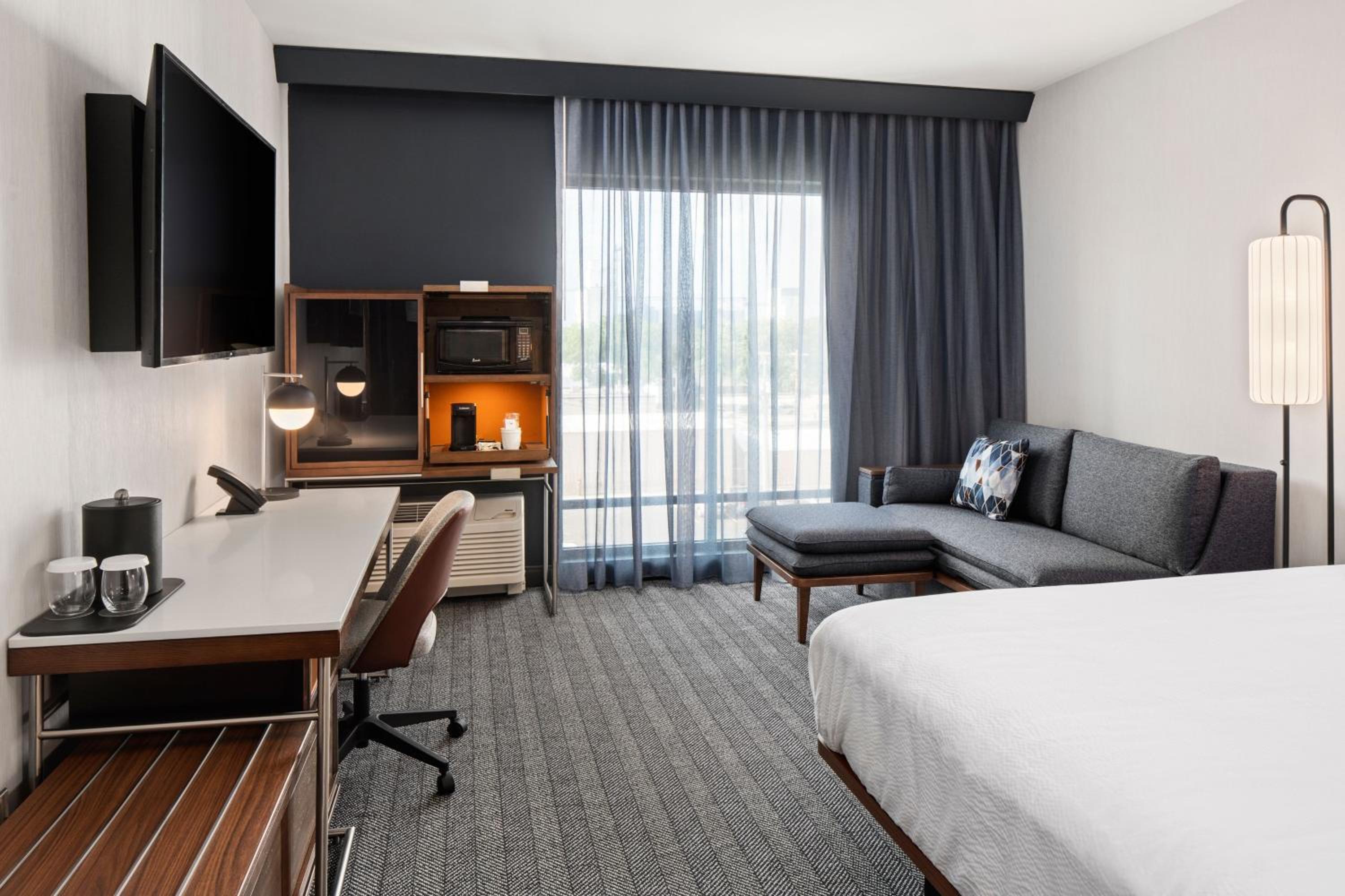Standard King Room with Sofa Bed - Photo 1