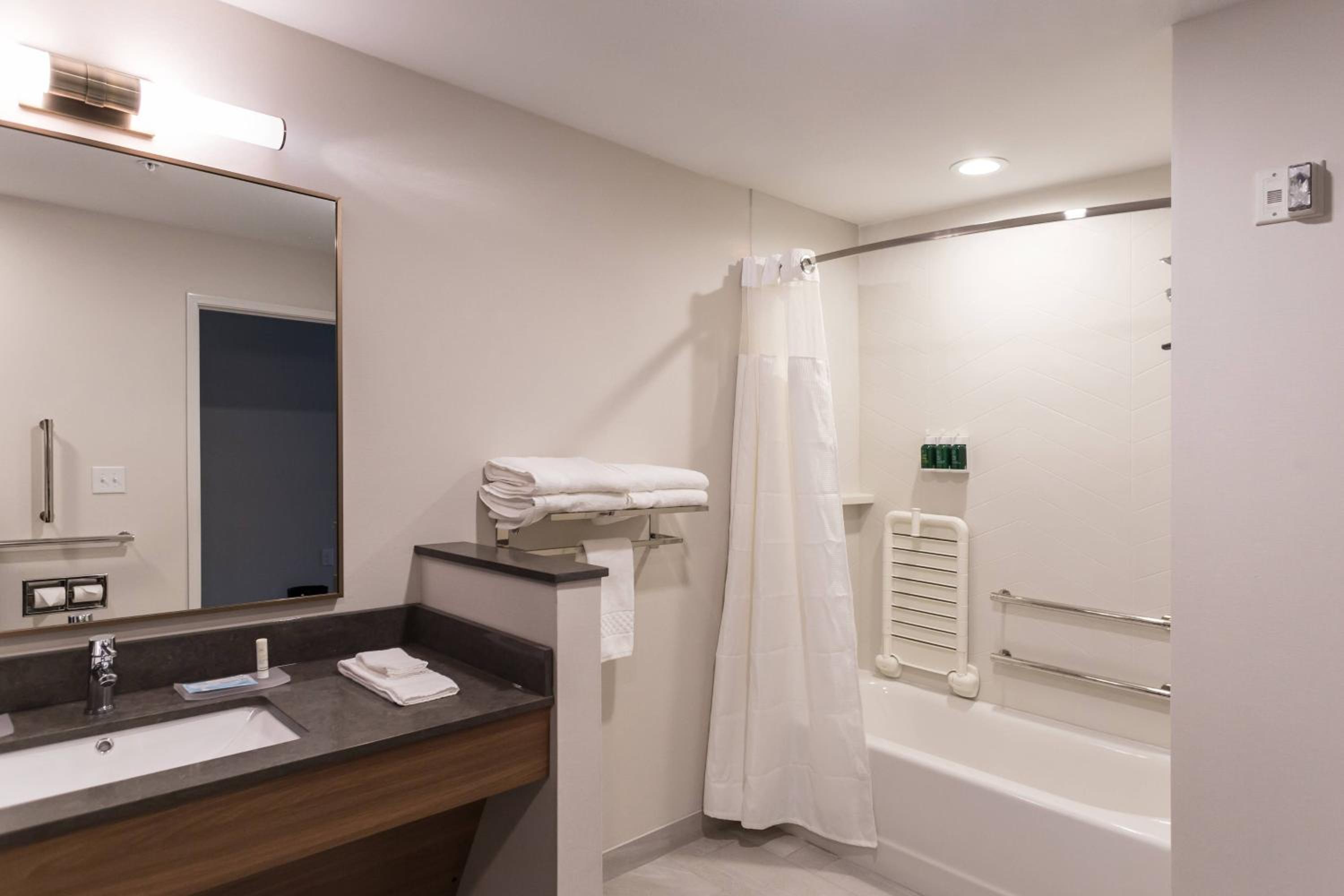 Queen Room with Two Queen Beds and River View - Hearing Accessible photo 2