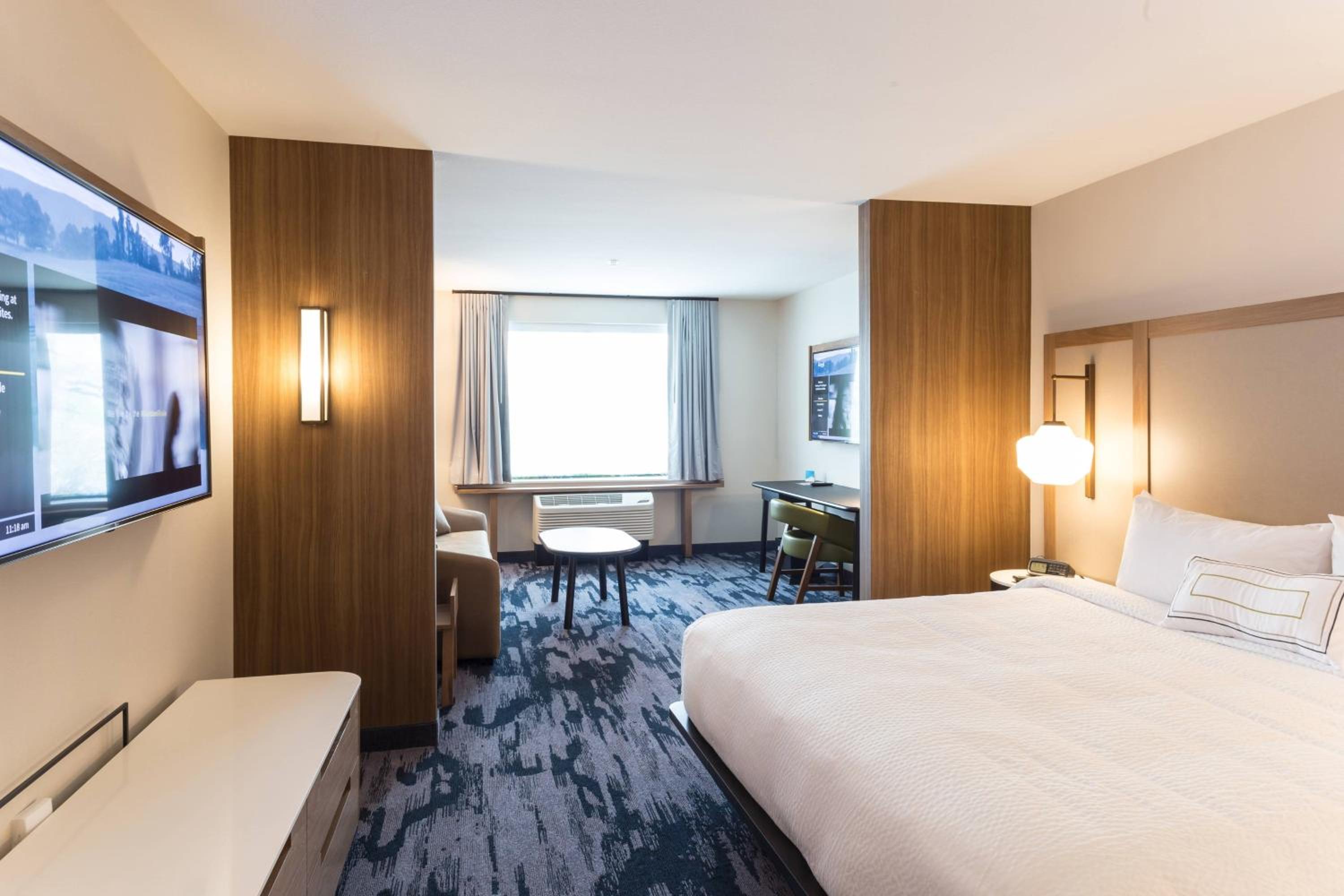 One Bedroom Suite with King Bed, Sofa Bed and Water View photo 2