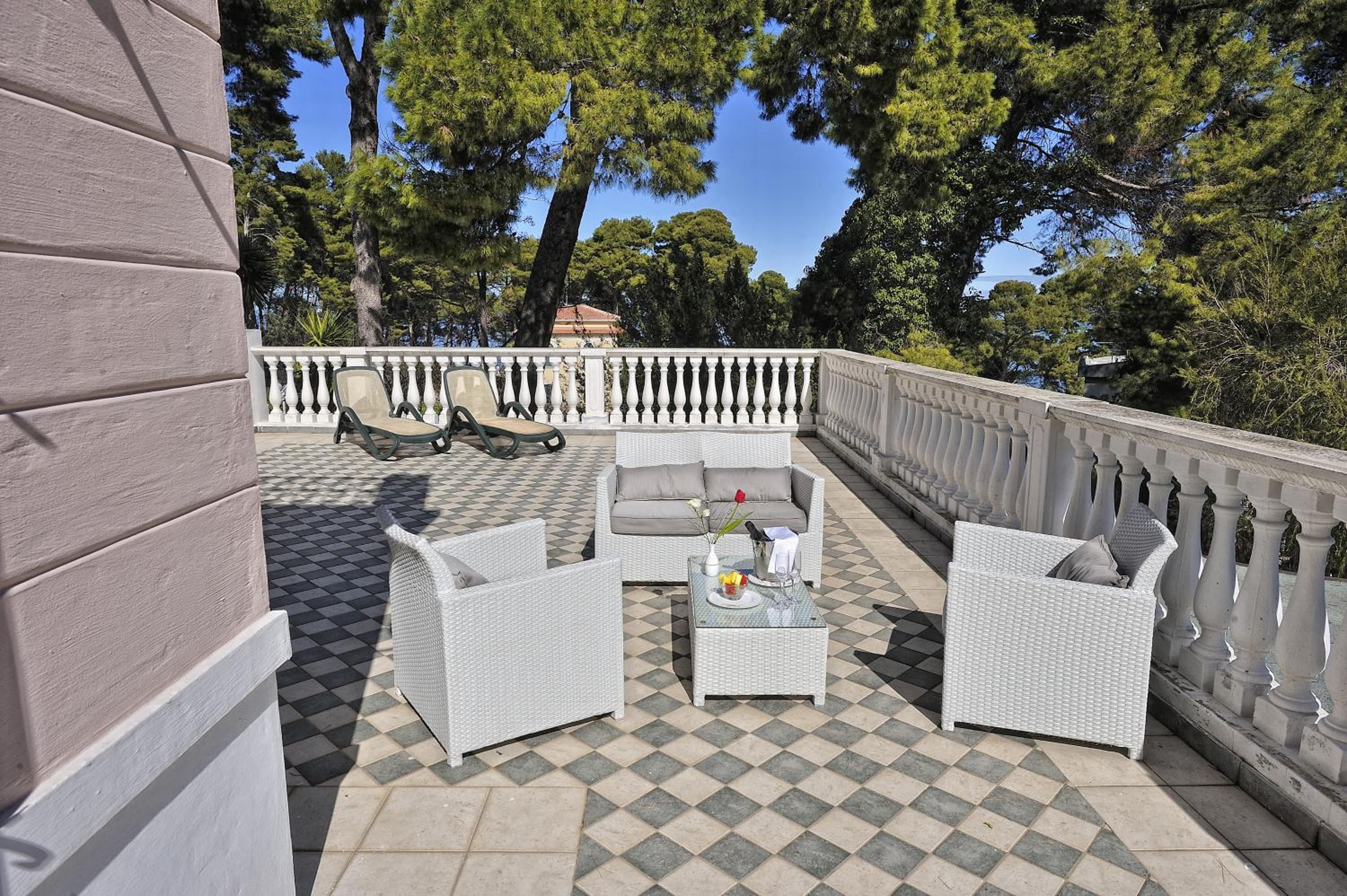 Suite with Terrace (4 Adults) photo 2