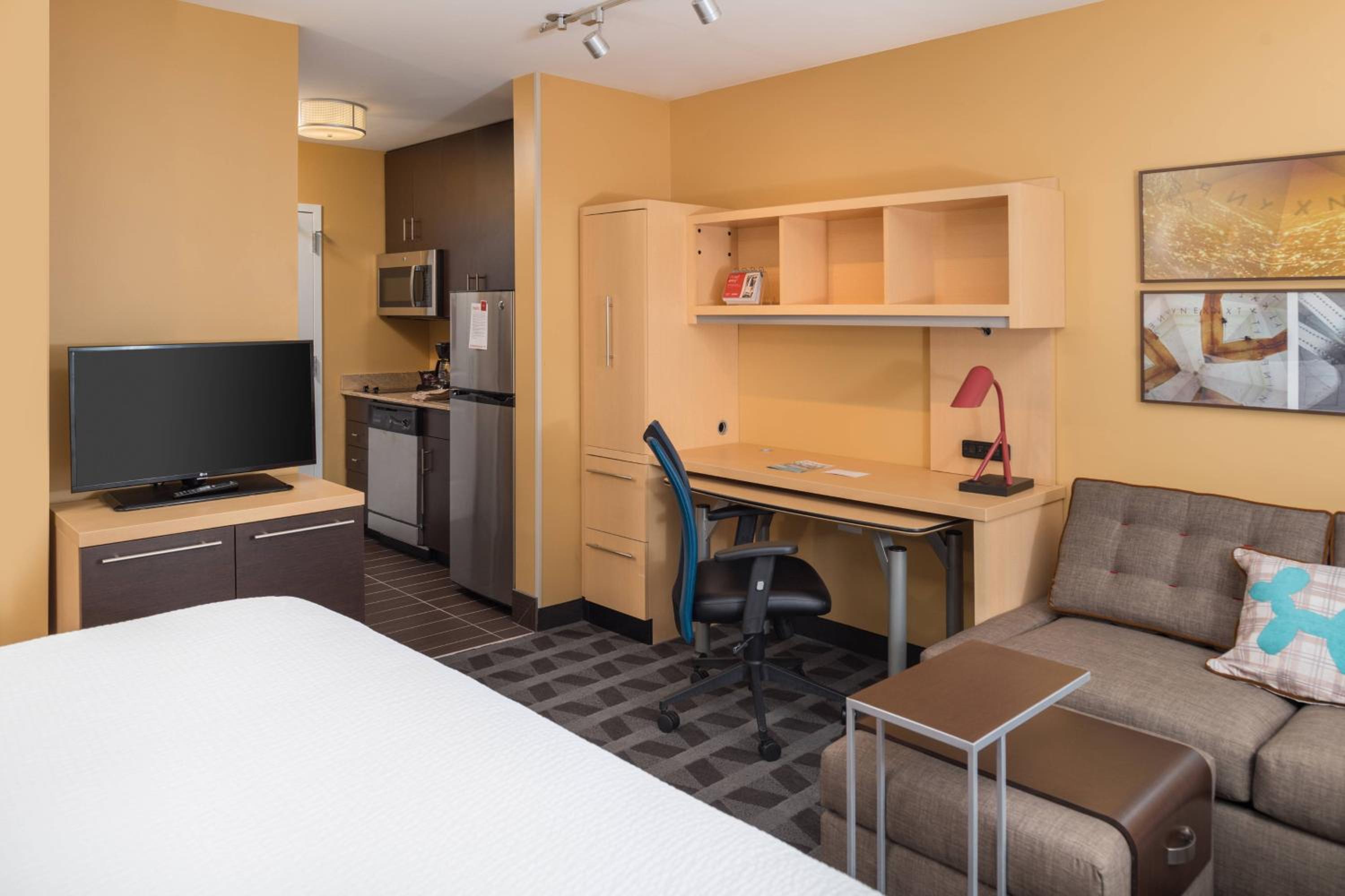 King Studio with Sofa Bed - Hearing Accessible