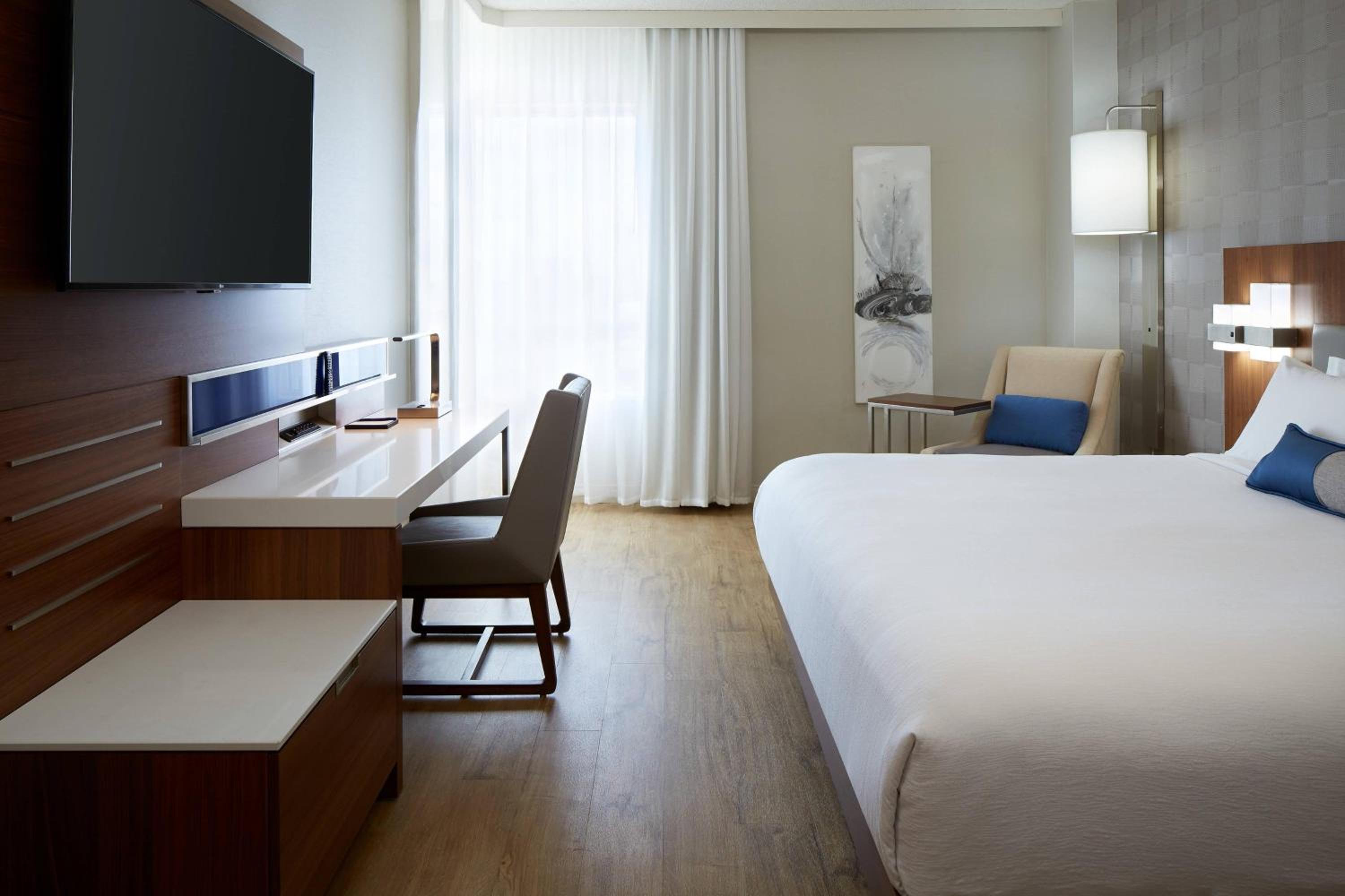 1 King Bed, Guest Room - Photo 2