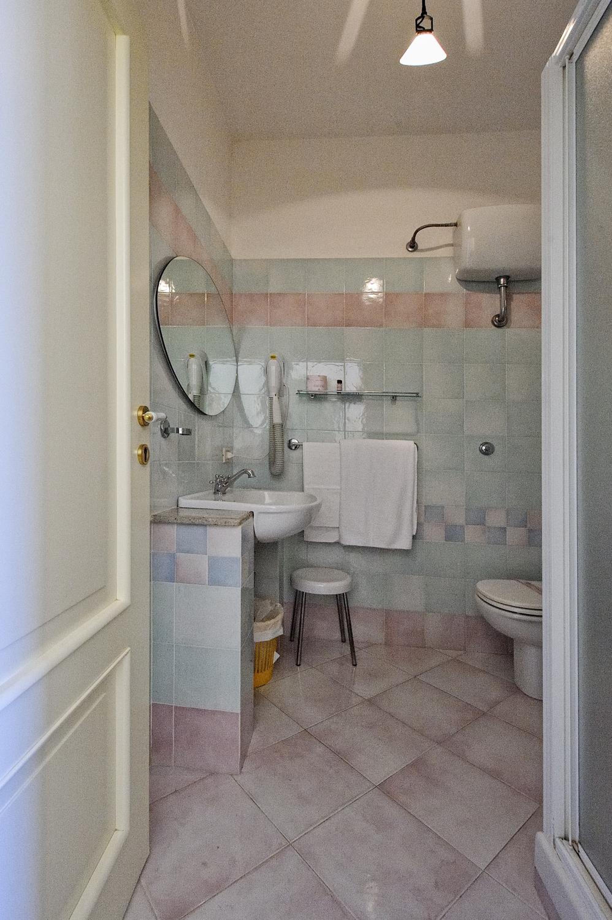 Standard Double Room - Photo 2