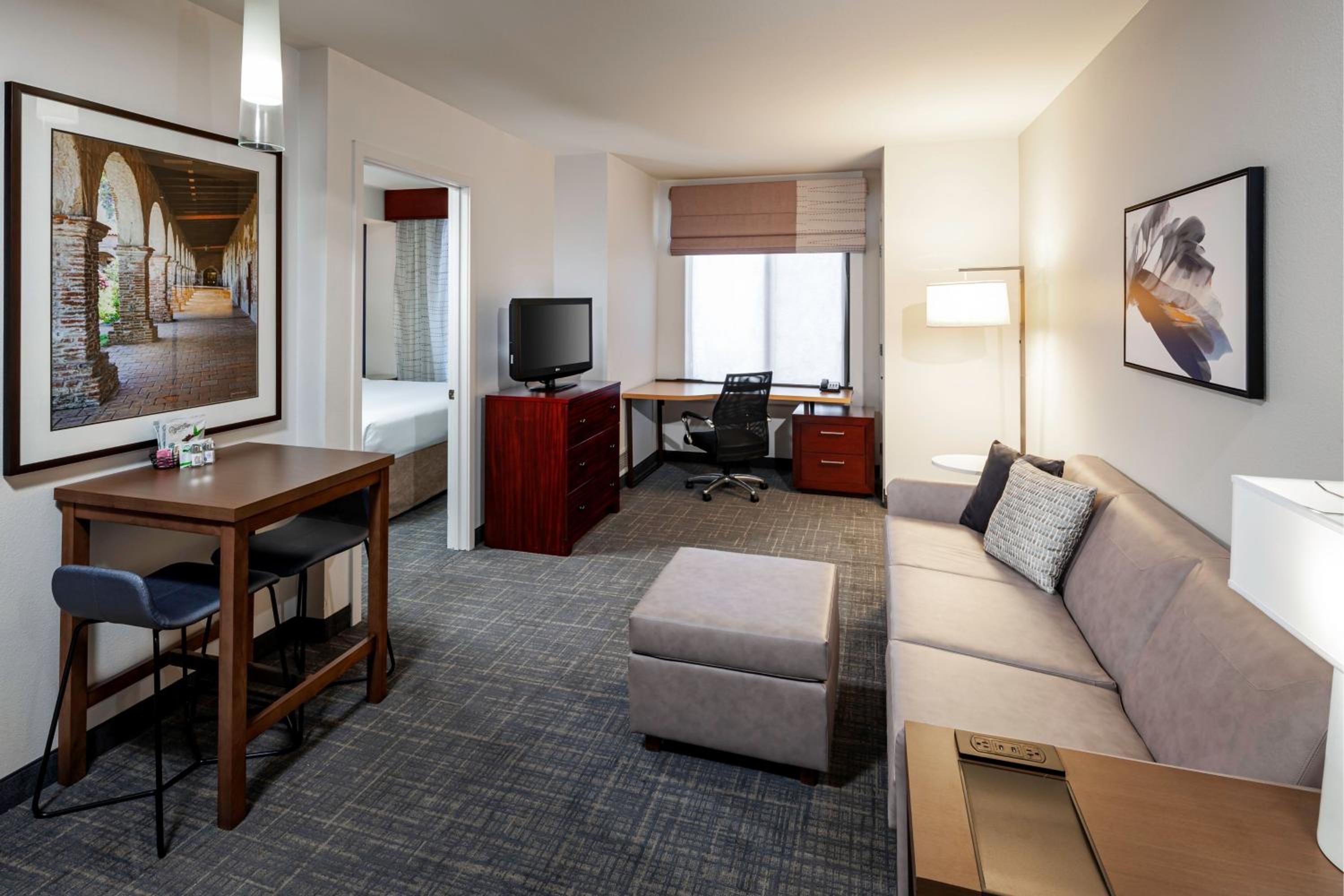 1 Bedroom Suite, 1 King, Sofa bed photo 2