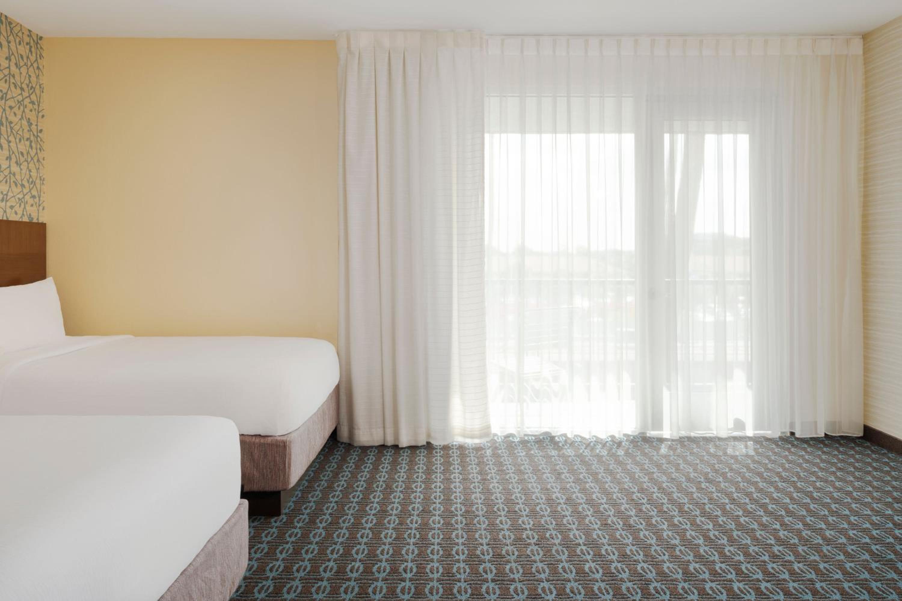 Queen Room with Two Queen Beds - Balcony - Photo 5