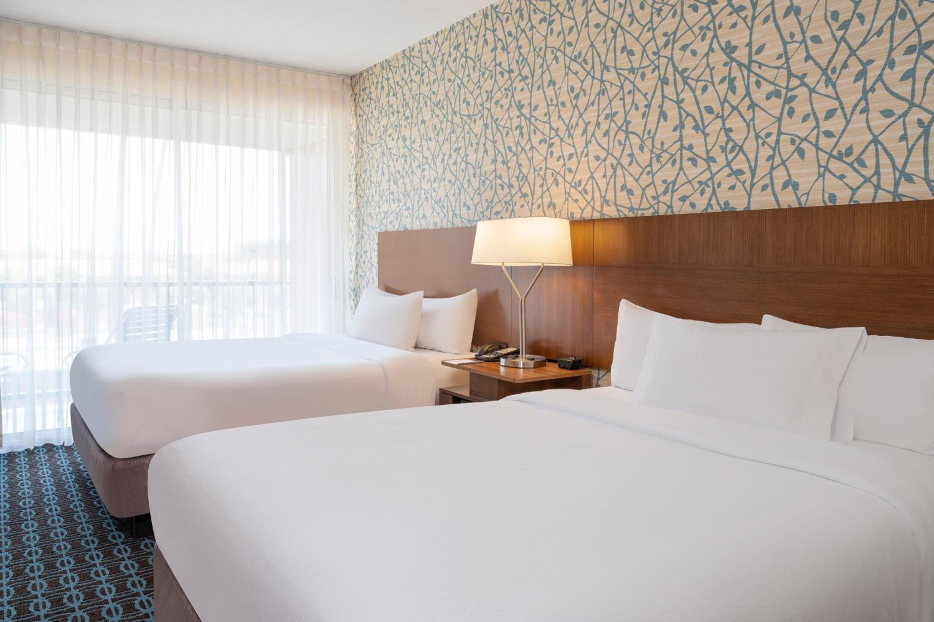 Queen Room with Two Queen Beds - Balcony - Photo 9