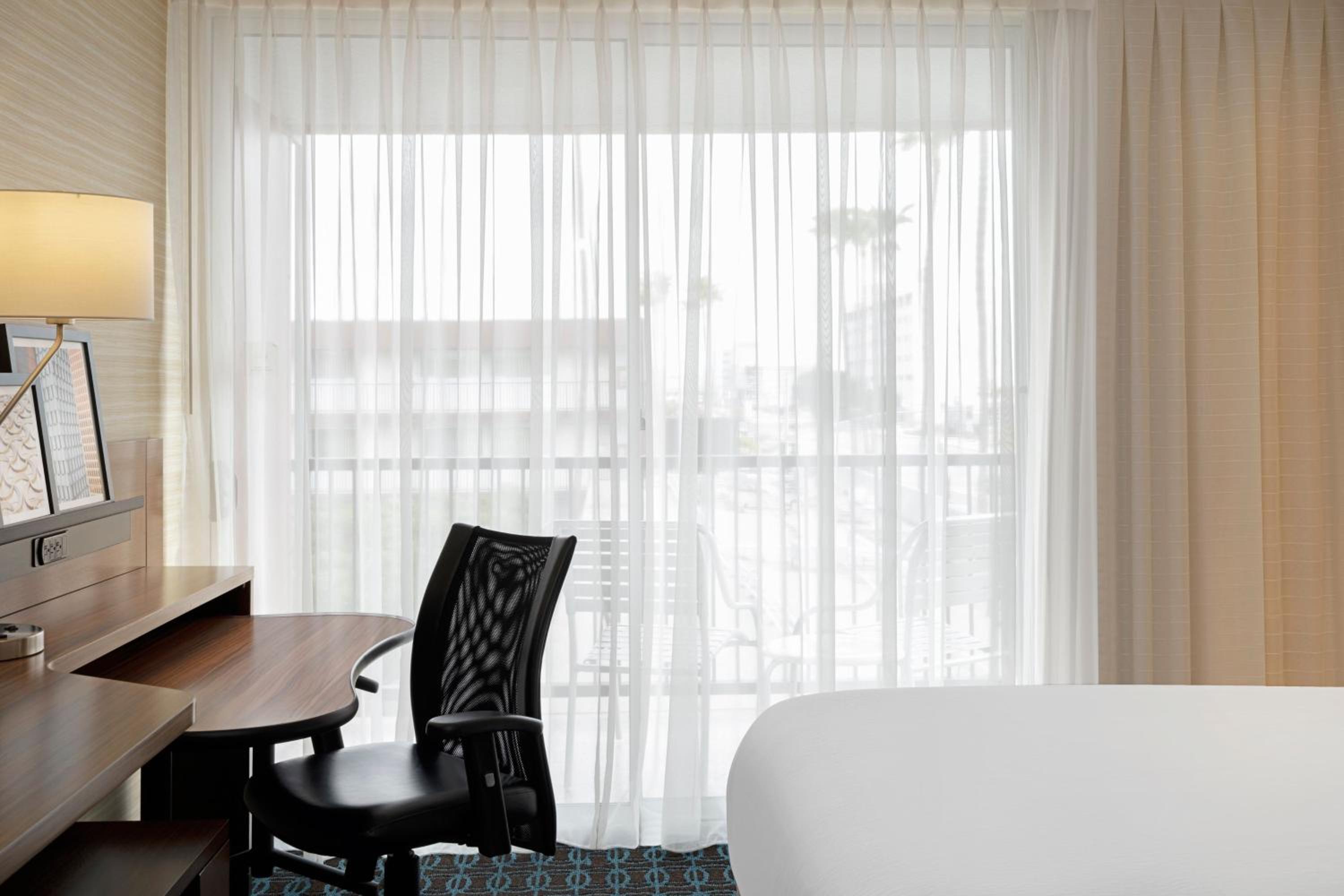 Queen Room with Two Queen Beds - Balcony - Photo 6
