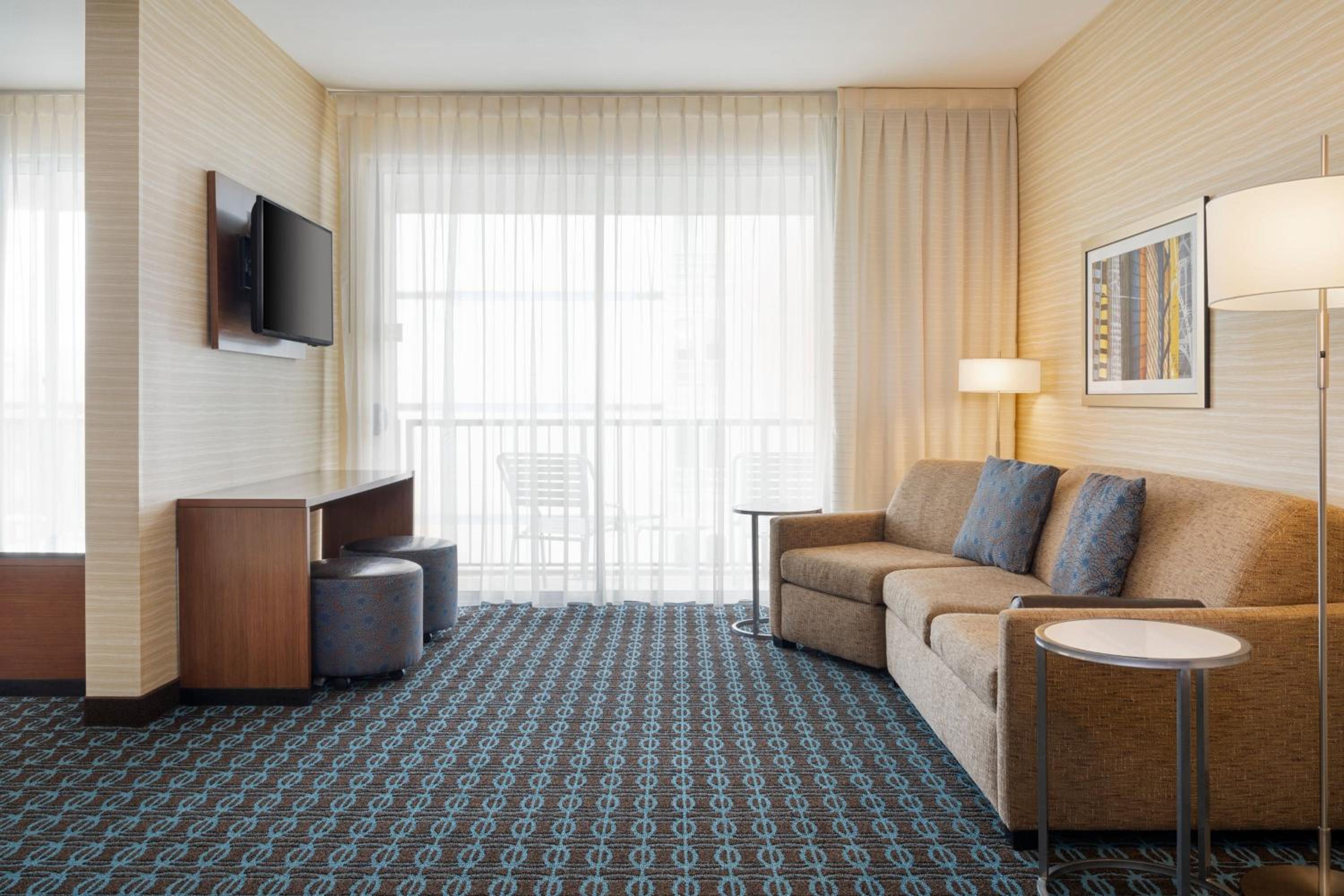 Queen Room with Two Queen Beds - Balcony - Photo 4