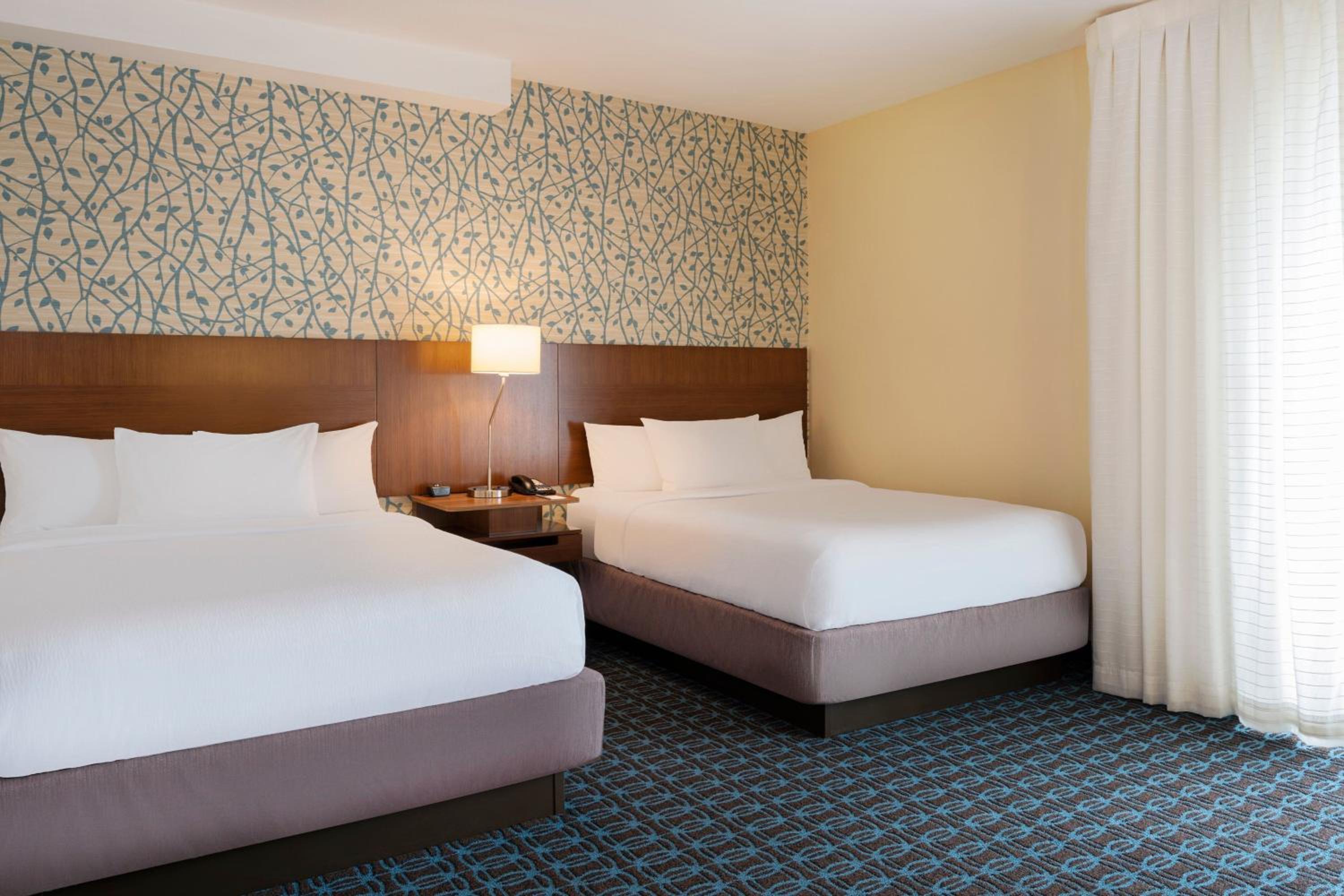 Queen Room with Two Queen Beds - Balcony - Photo 3