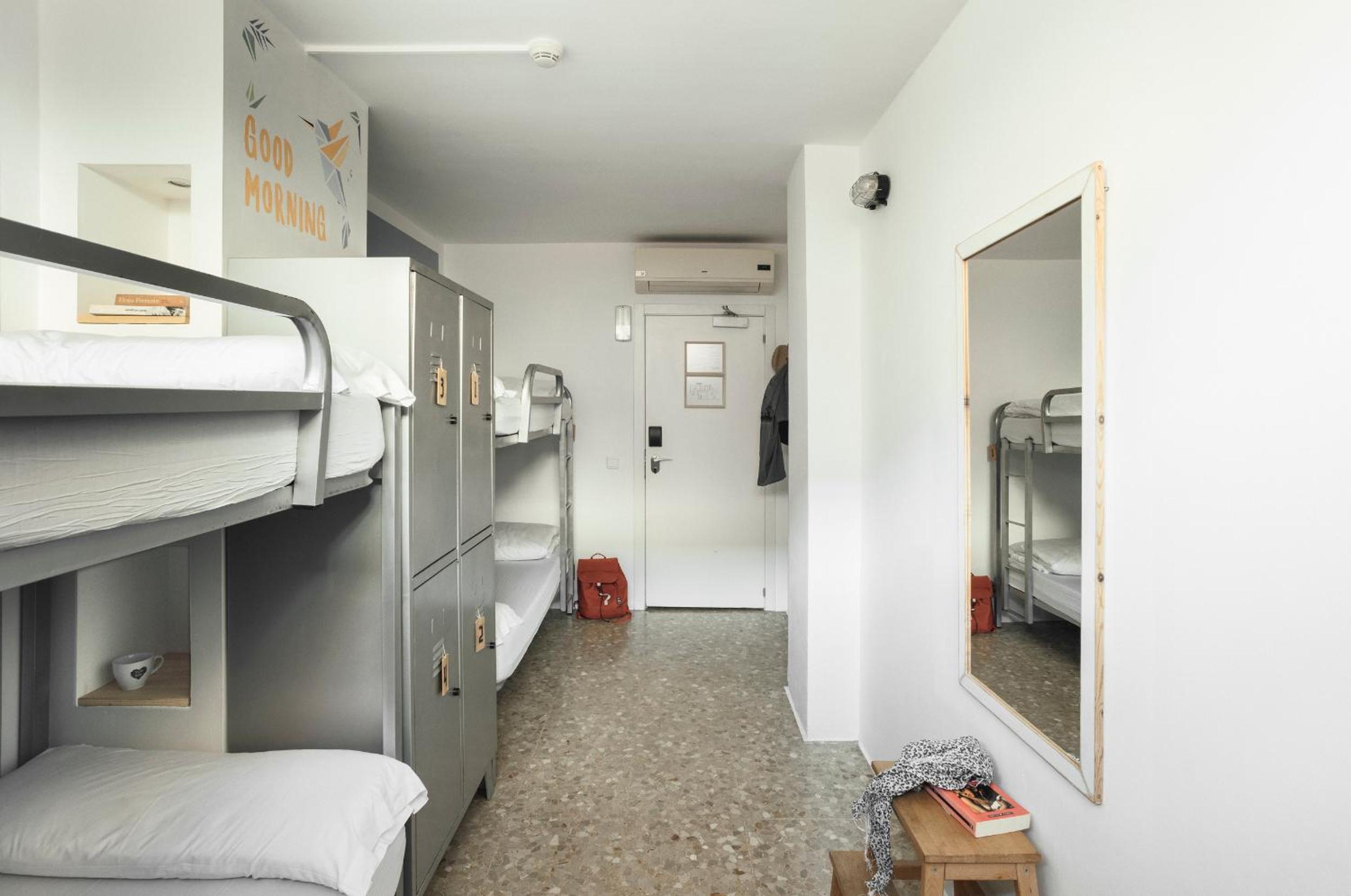 Quadruple Room with Shared Bathroom photo 2