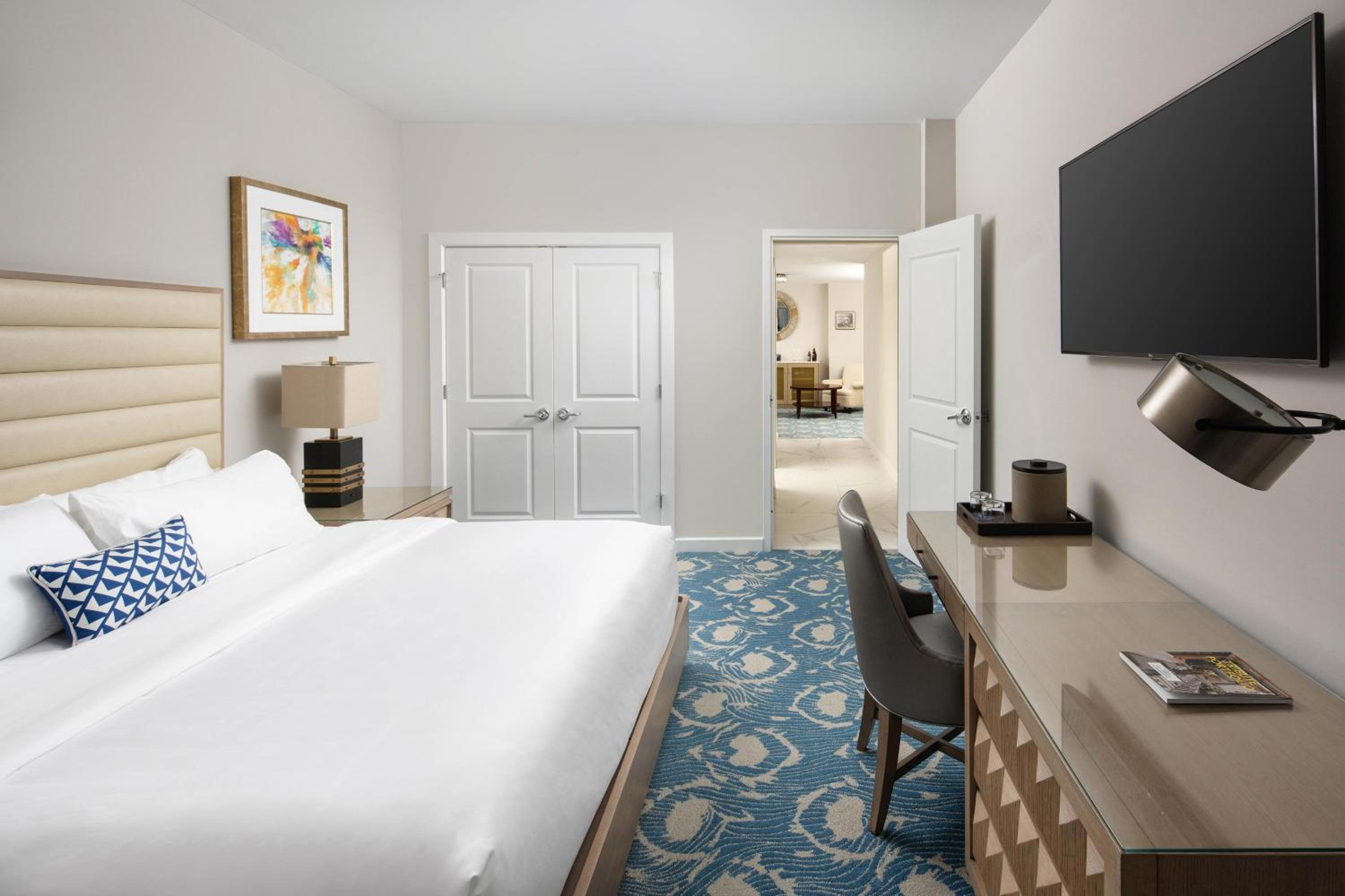Deluxe, 1 Bedroom Suite, 1 King, Sofa bed  - Photo 1
