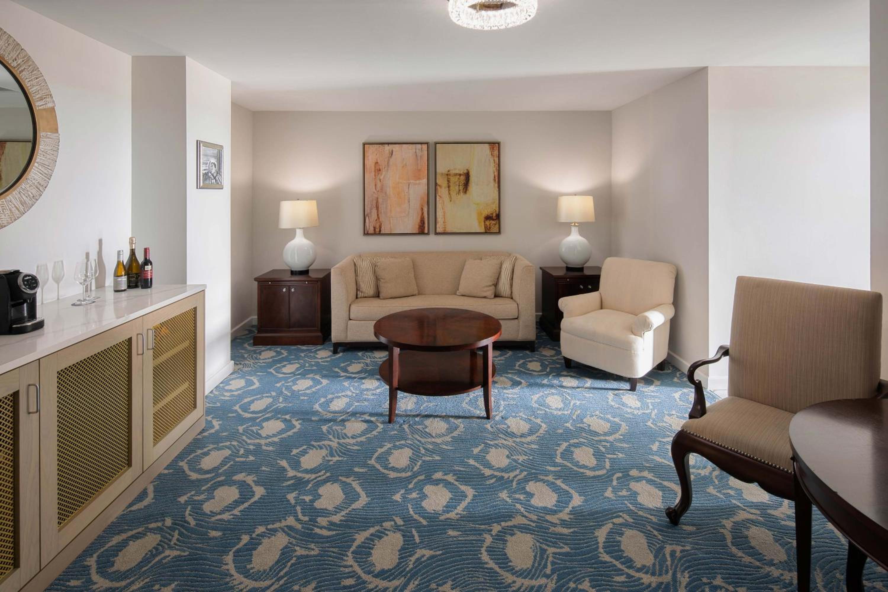Deluxe, 1 Bedroom Suite, 1 King, Sofa bed  - Photo 3