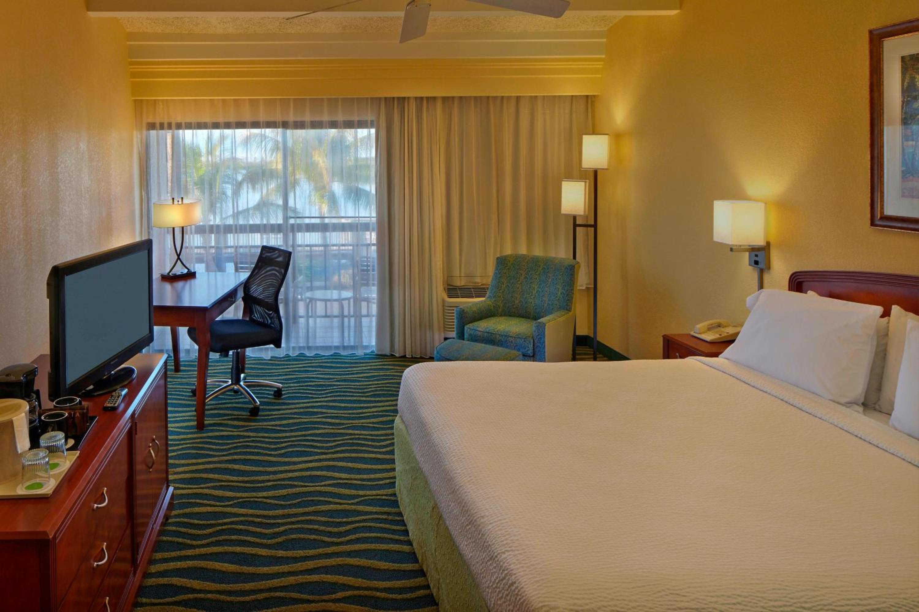 King Room with Balcony - Photo 2