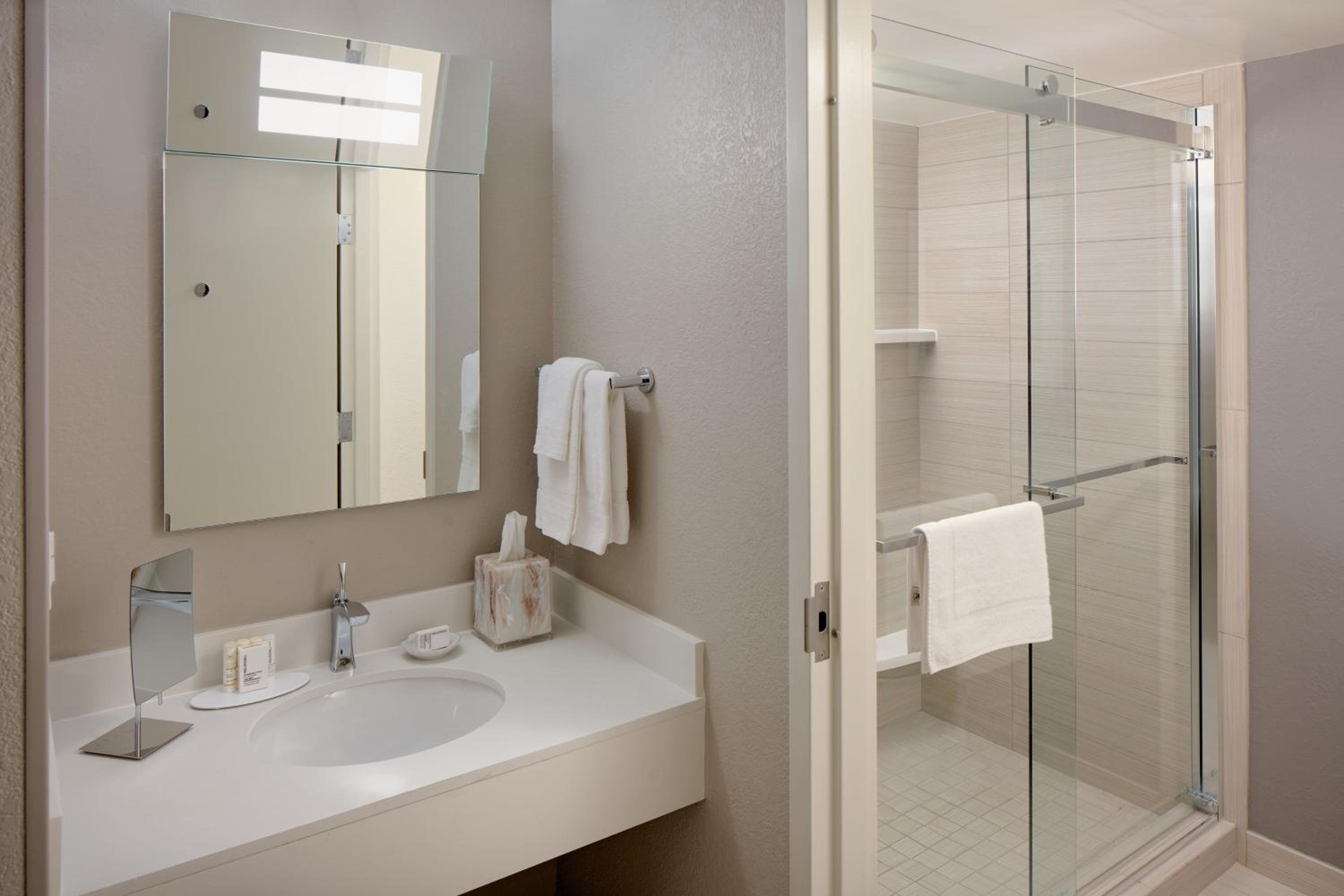 Double Queen Suite, 1 Bedroom Suite, 2 Queen, Balcony - Photo 3