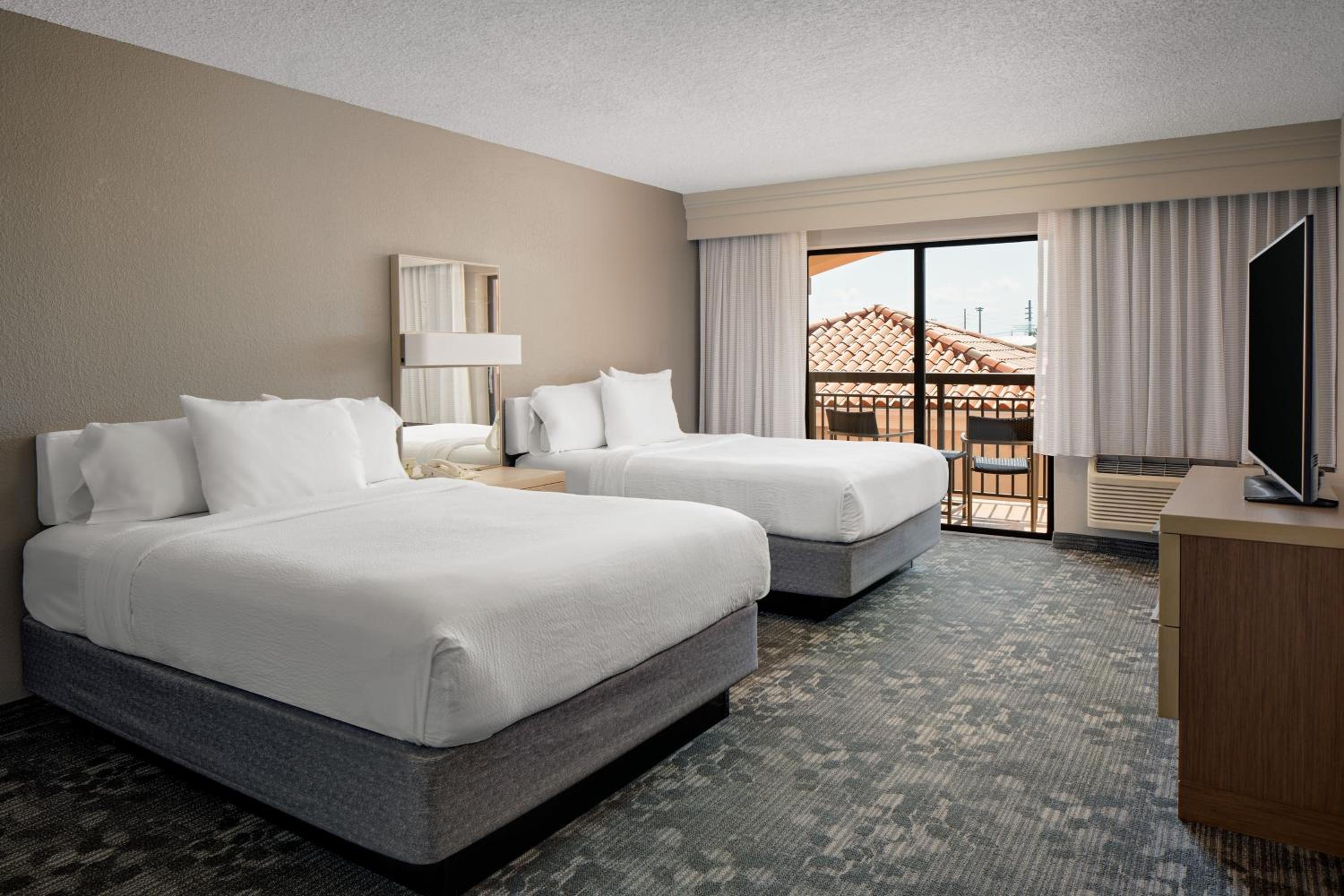 Double Queen Suite, 1 Bedroom Suite, 2 Queen, Balcony - Photo 1
