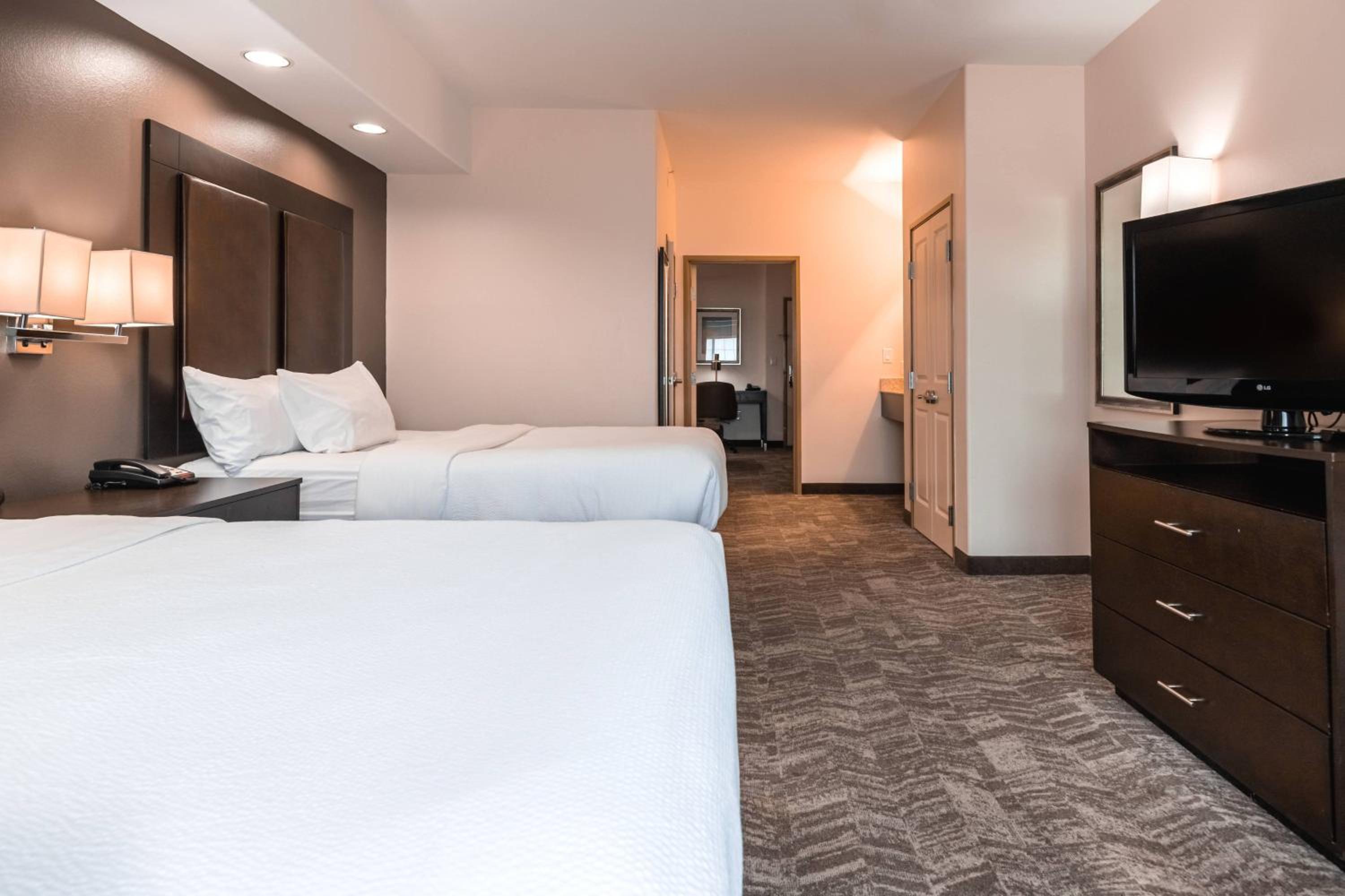 Queen Suite with Sofa Bed - Photo 2